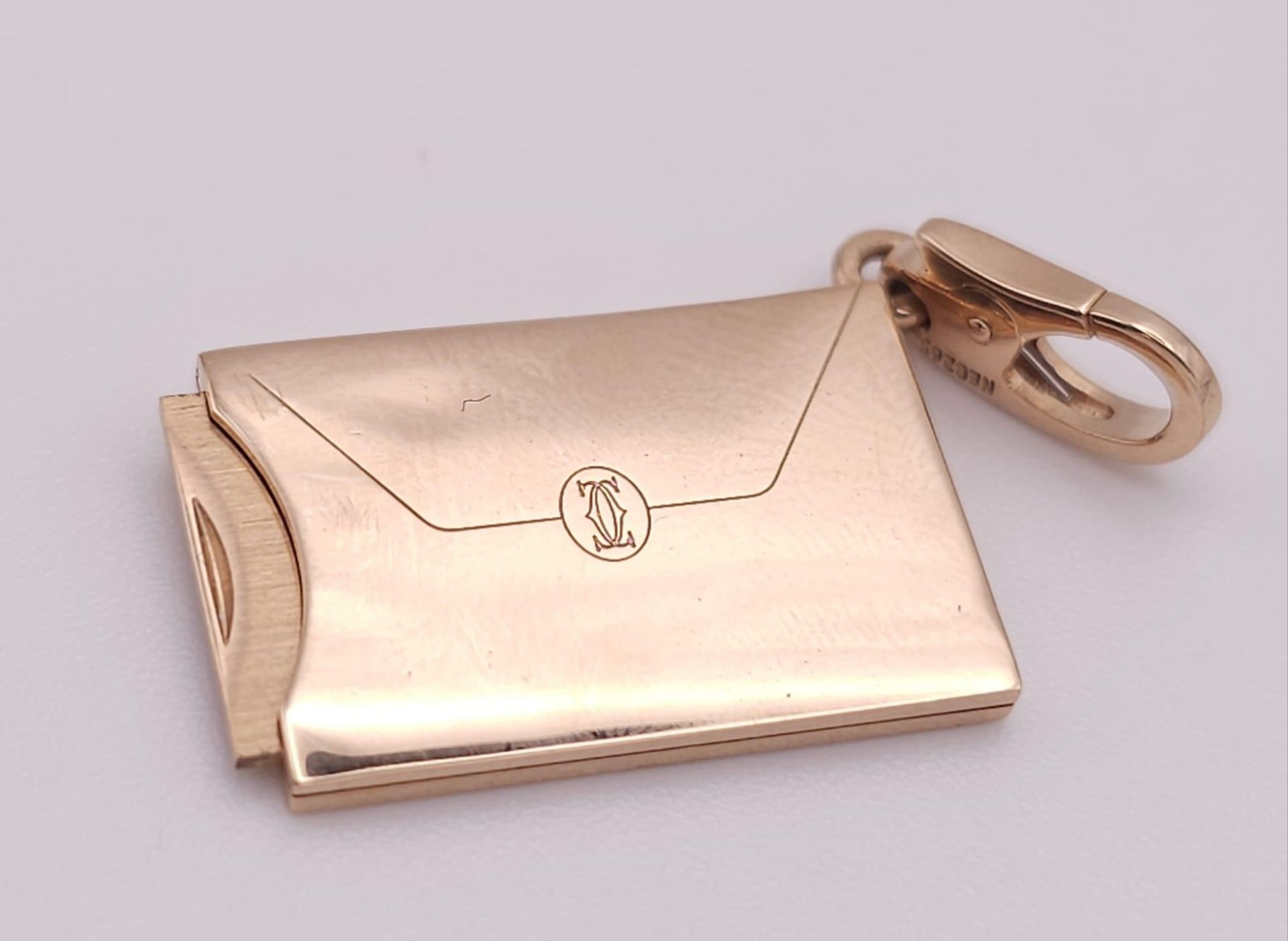 GENUINE CARTIER 18K ROSE GOLD, DIAMOND SET, ENVELOPE CHARM/PENDANT. SIZE: 2CM WIDE WEIGHT: 7.1G REF: - Bild 6 aus 11