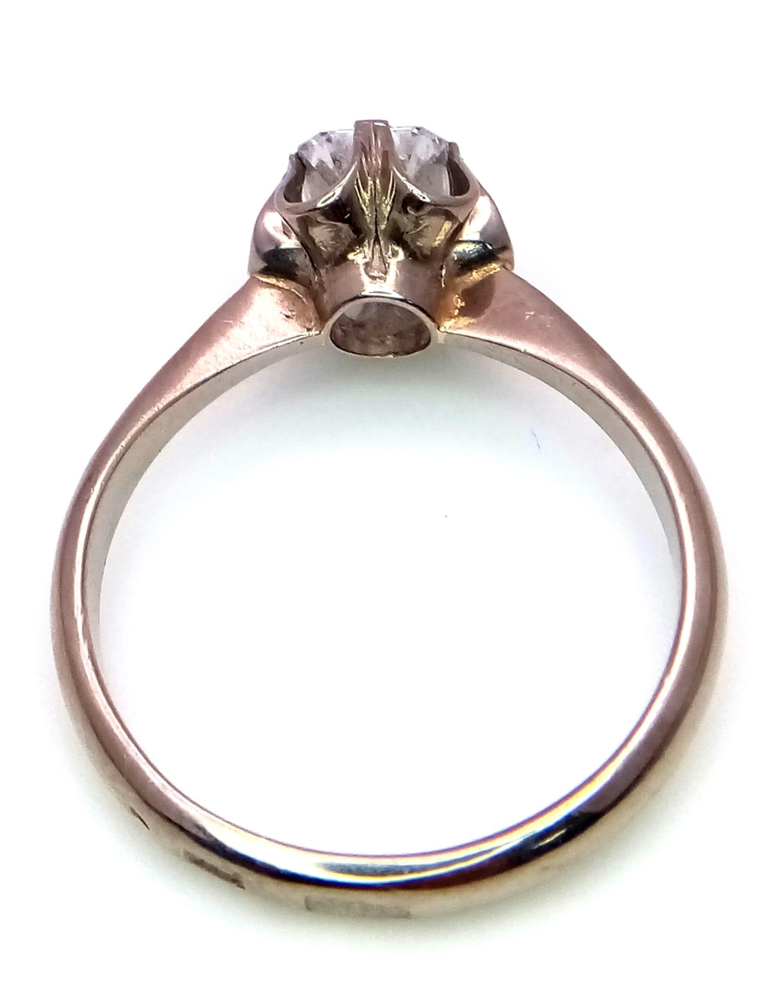 An 18K White Gold (tested) Emerald Cut Diamond Solitaire Ring. Beautiful 1ct central diamond. Size - Image 3 of 6