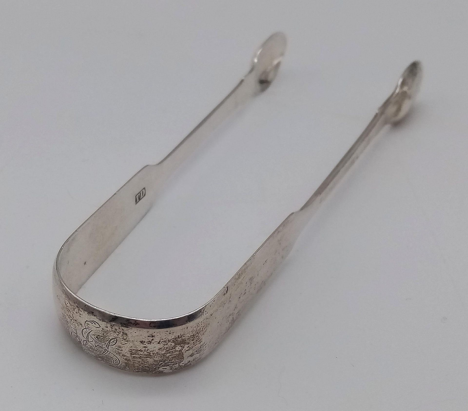 An antique Georgian sterling silver sugar tongs. Full hallmarks London, 1823. Total weight 45.4G. - Bild 2 aus 5