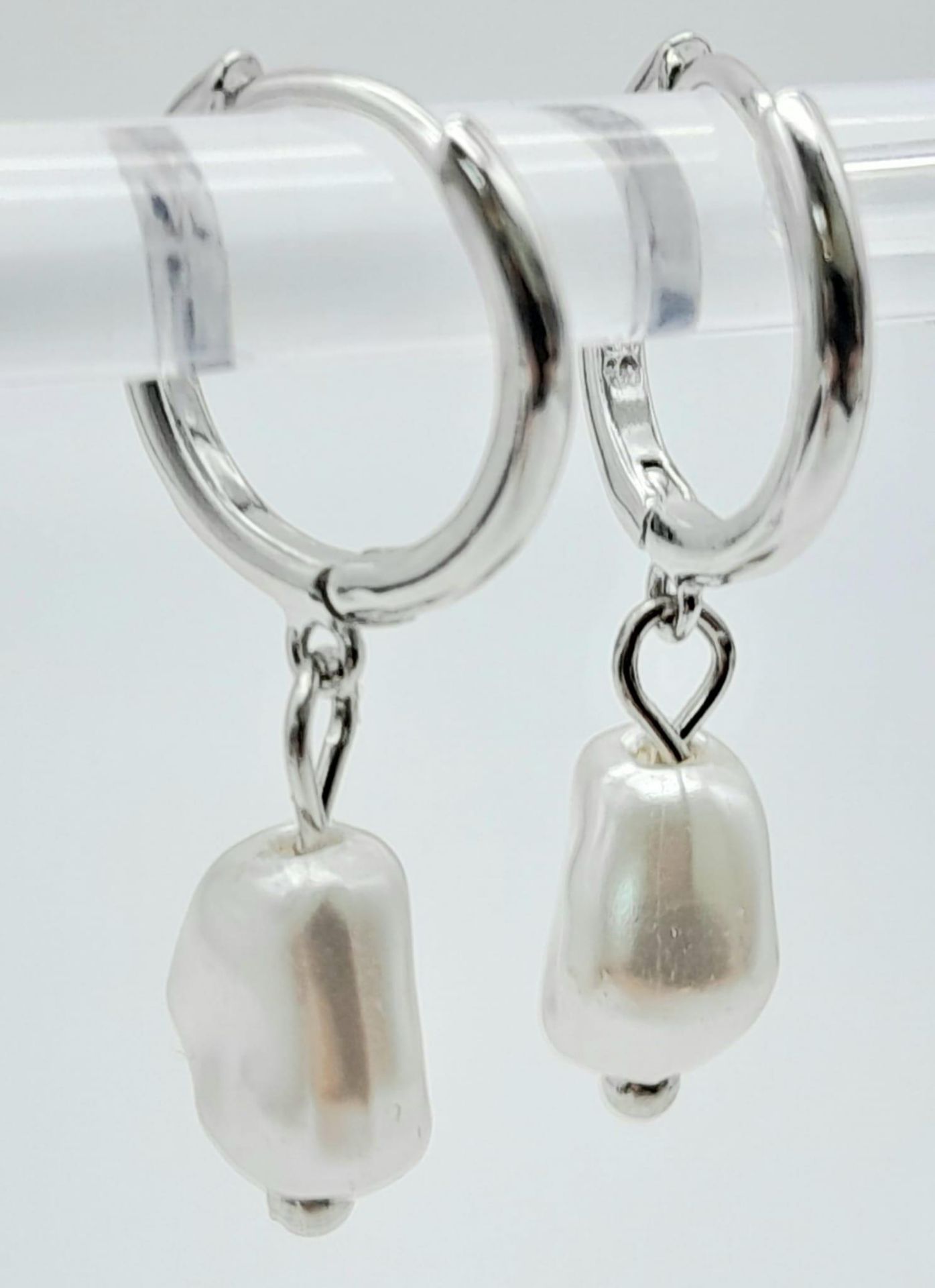 Pair of 925 Silver, Pearl Earrings. Drop measures 1cm. Weight: 1.40g - Image 2 of 4