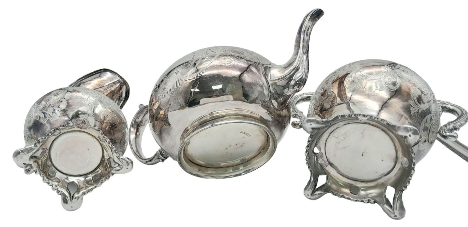 A Three-Piece Antique Silver Plated Tea Set. Includes a teapot, creamer and sugar bowl - with gilded - Bild 9 aus 12