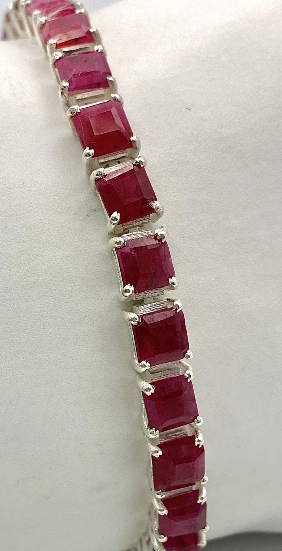 A Ruby Gemstone Tennis Bracelet set in 925 Silver. 18cm length. 17.7g total length. Ref: CD-1108 - Bild 3 aus 8