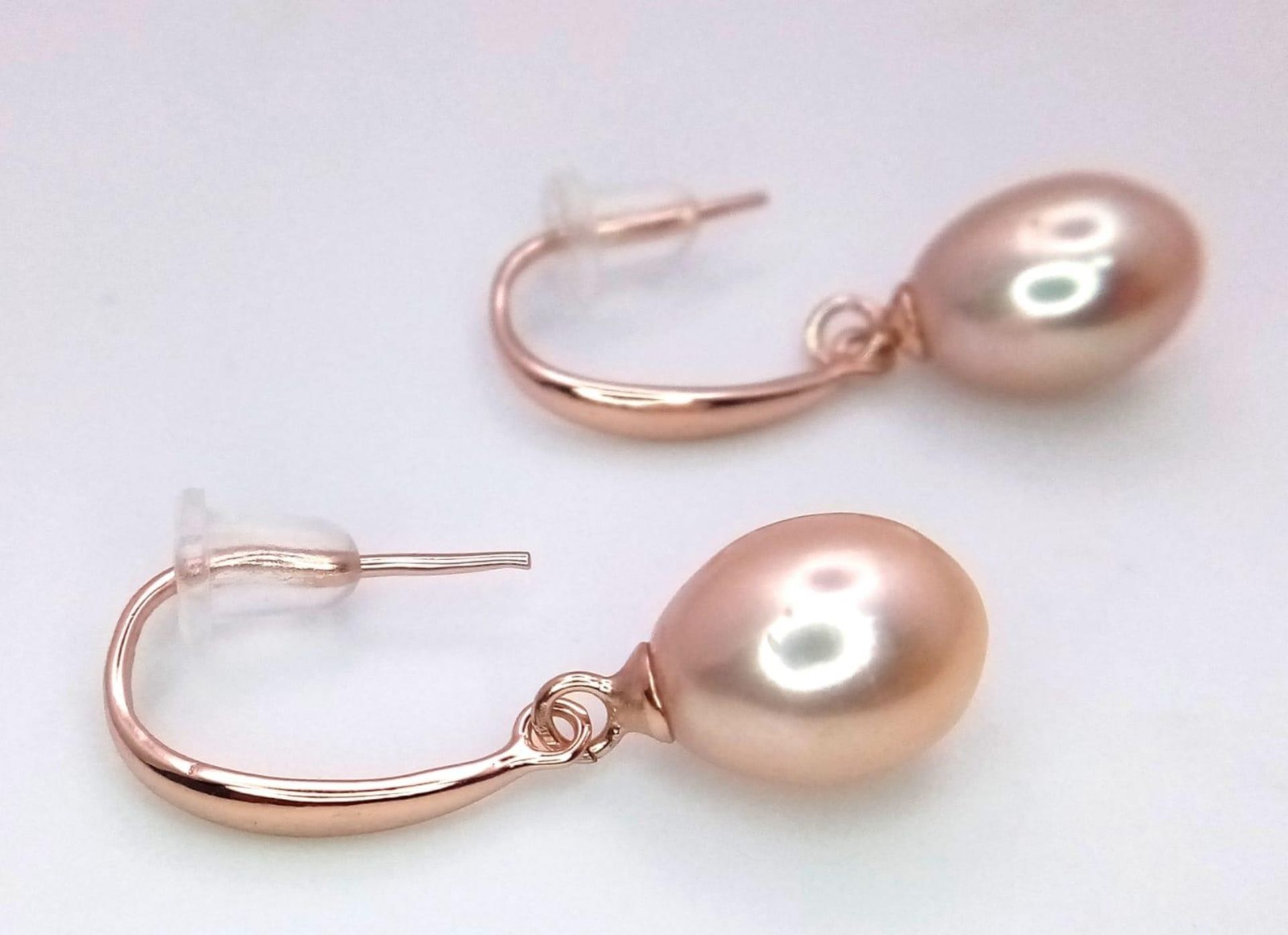 Delightful pair of Rose Gold Gilded, Sterling Silver Pearl Earrings. Measures 1cm in length. Weight: - Bild 2 aus 4