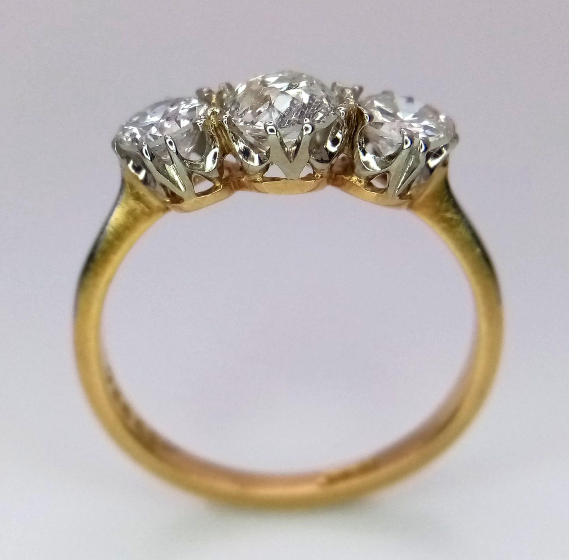 An 18 k yellow gold ring with a trilogy of brilliant round cut diamonds (1 carat min.), ring size: - Image 4 of 6