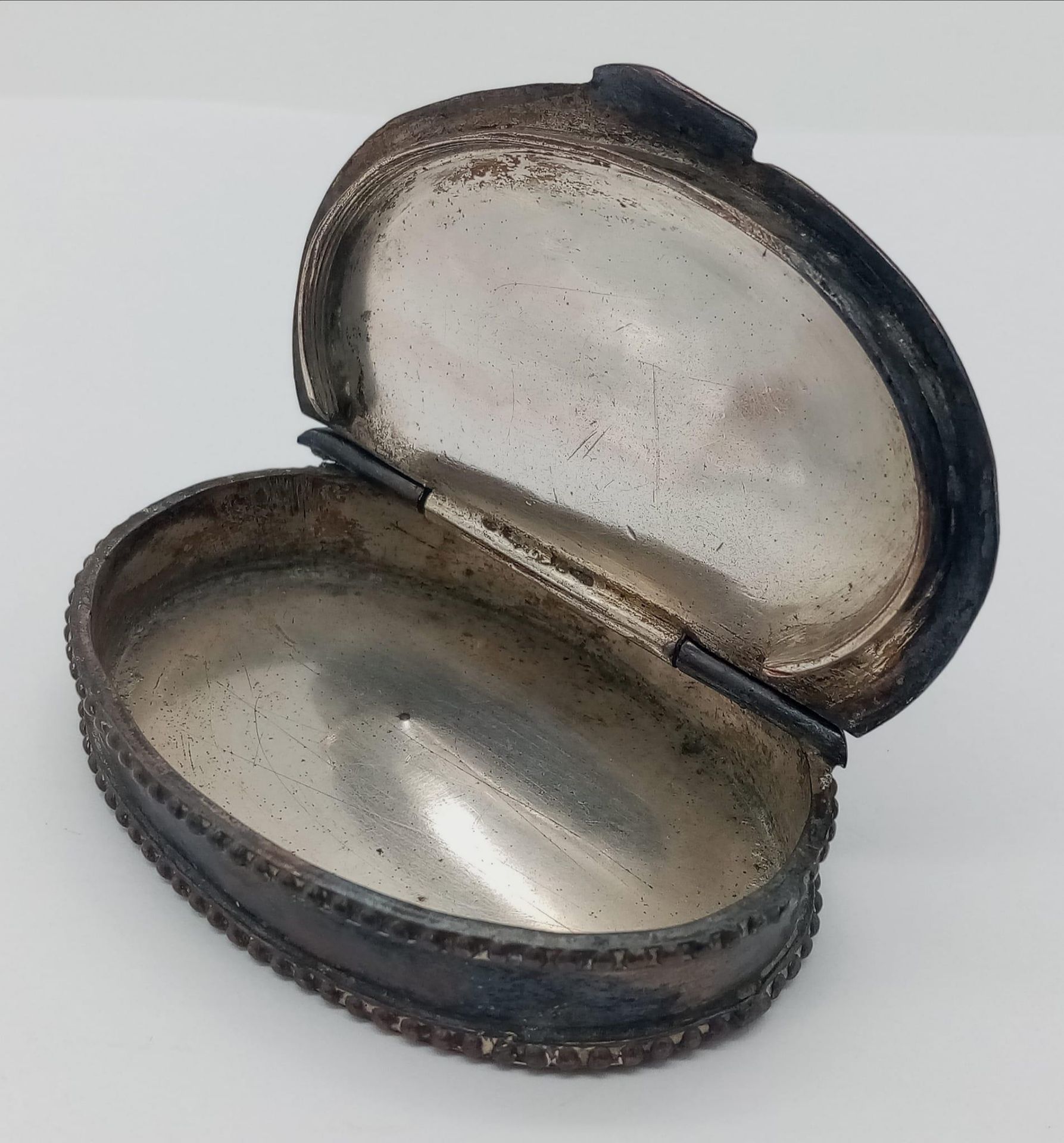 A Rare Antique Hinge Lid, Coin Inset, Oval Snuff Box. 7cm Length. - Bild 3 aus 4