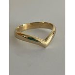 9 carat YELLOW GOLD CHEVRON/WISHBONE RING. 2.66 grams. Size O 1/2.