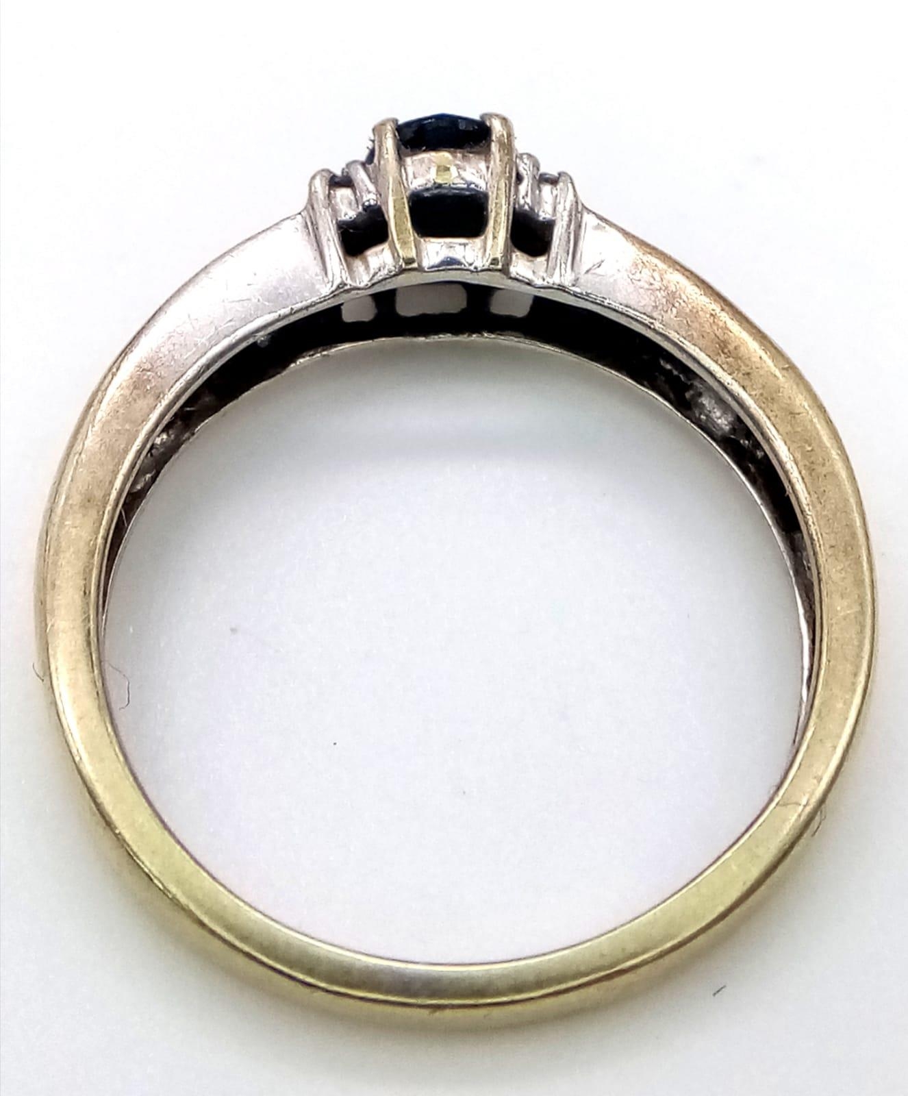 A 9 K white gold on yellow gold ring with dark blue sapphires. Ring size: M1/2, weight: 2.4 g. - Image 3 of 4