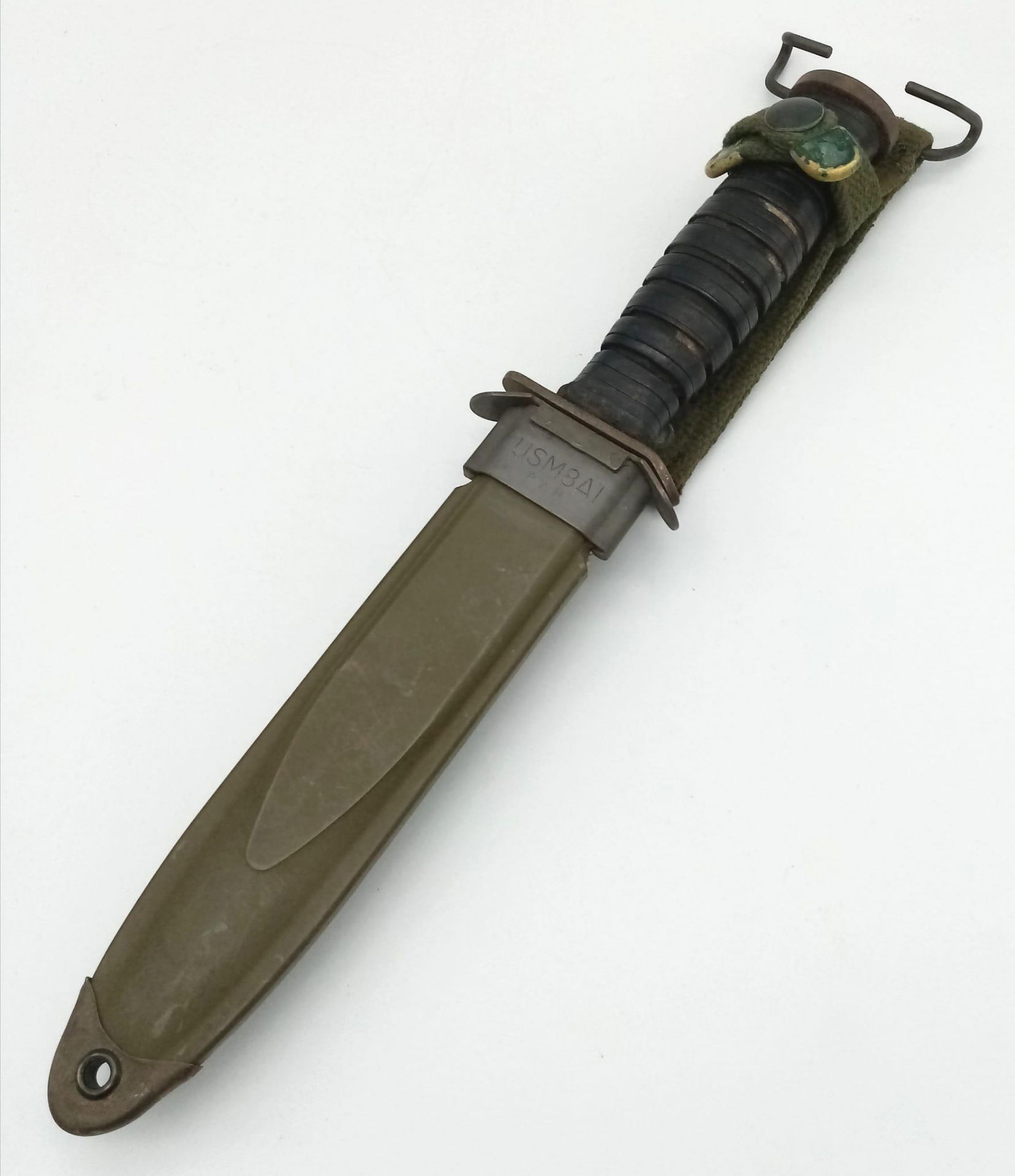 A WW2 US M3 Mk1 Fighting Knife Dated 1943, with M8A1 scabbard. These were issued to the “Shock” - Bild 3 aus 7