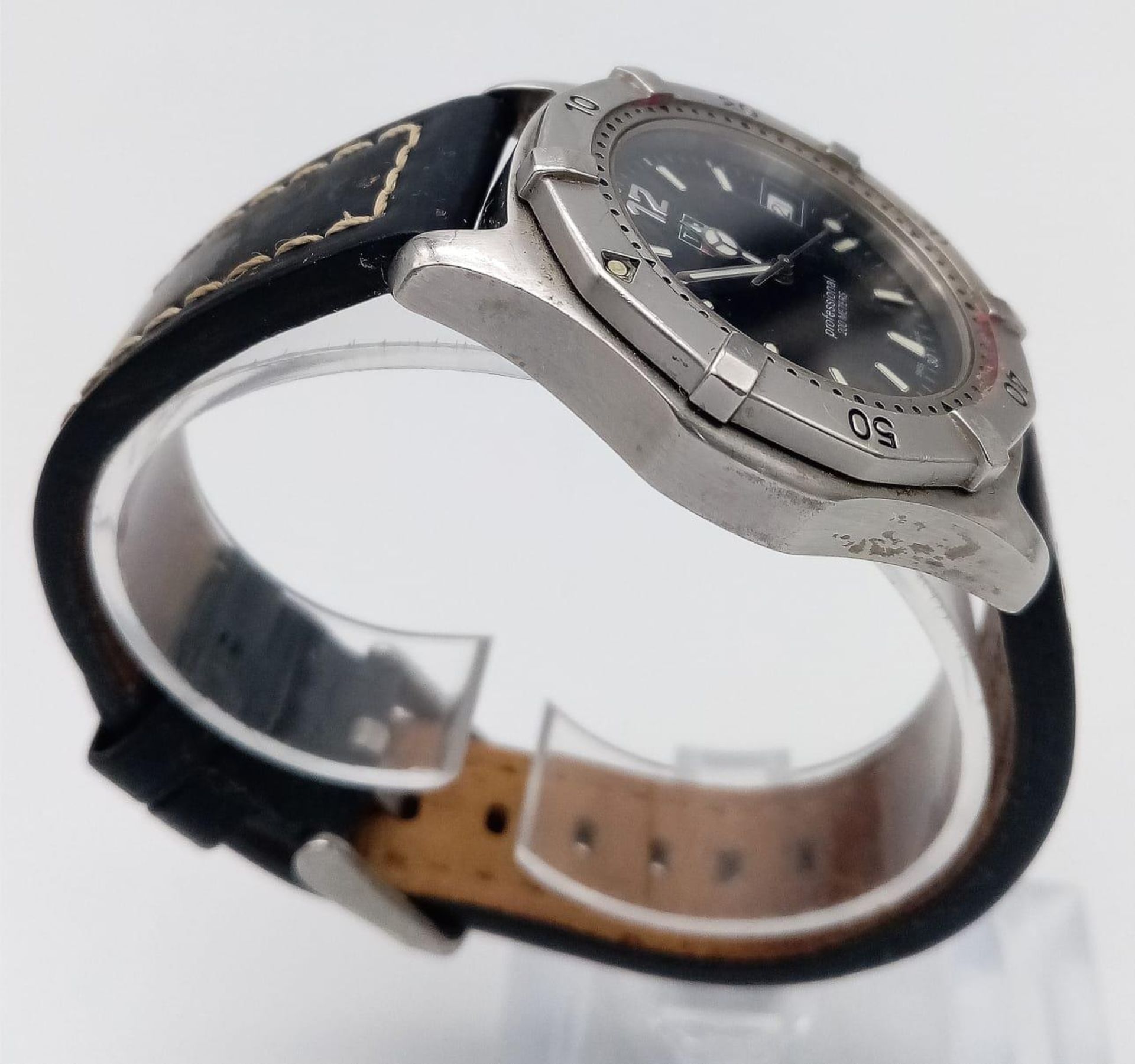 A TAG HEUER "PROFESSIONAL" 200 METERS DIVERS WATCH QUARTZ MOVEMENT . 36mm 15849 - Image 4 of 8