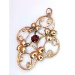 A vintage 9 K yellow gold pendant with a round cut garnet, dimensions: 38 x 28 mm, weight: 1.6 g.