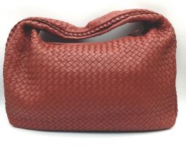 A large Bottega Veneta Hobo bag in brown nappa leather, top zip closure, Size approx. 47x29x8cm.