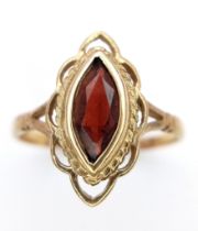 A 9 K yellow gold rig with a marquise cut garnet. Ring size: R, weight: 2.7 g.