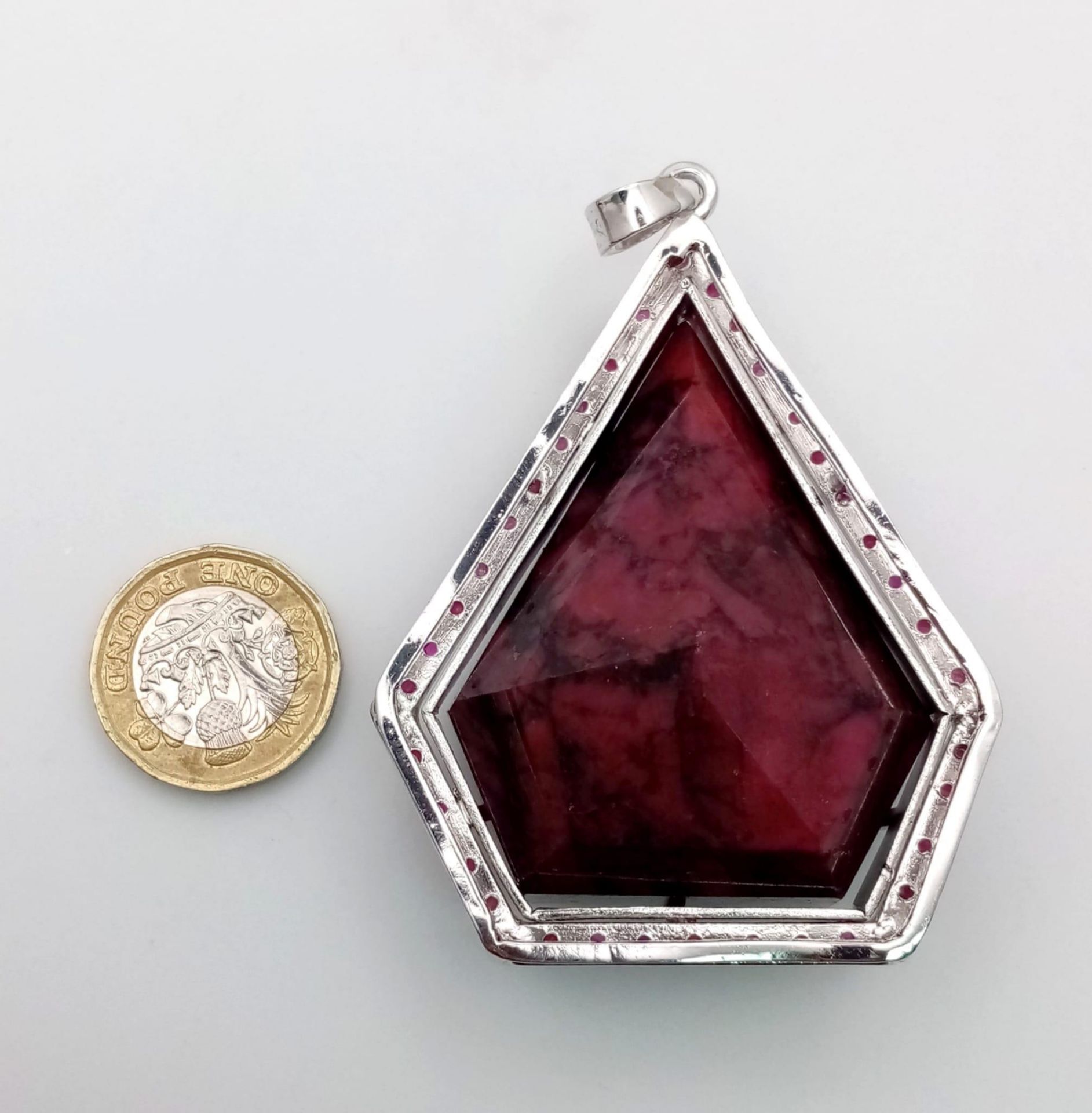 Make a massive statement! This 106.5 gram, Sterling Silver framed, 394ctw Ruby Pendant. Measures 8cm - Bild 4 aus 6