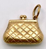 A very elegant 9 K yellow gold "Lady's purse" charm, weight: 1 g.