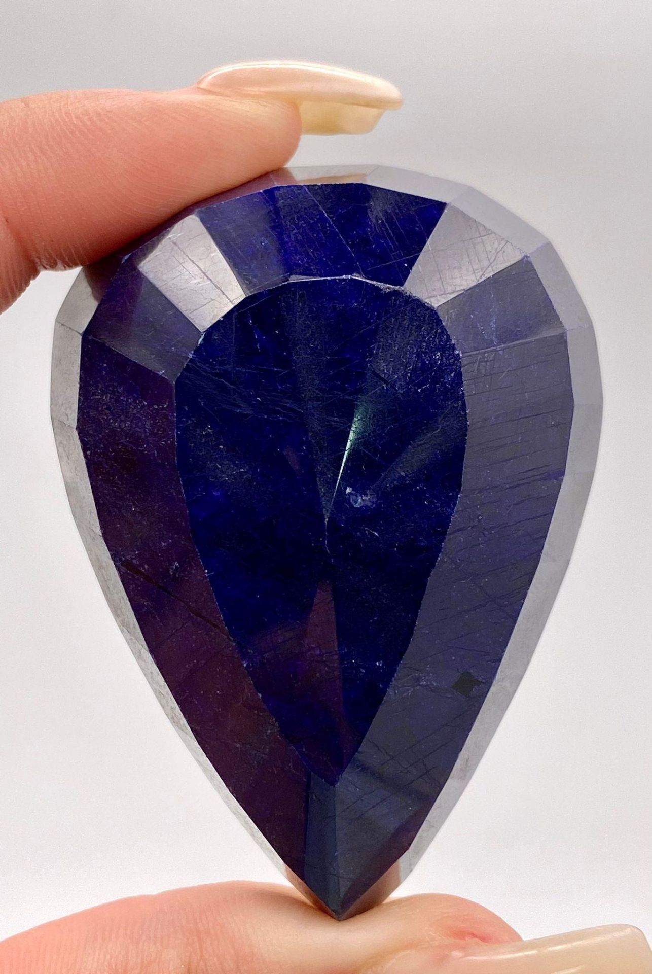 A 473.06ct Large Pear Shape Blue Sapphire Gemstone. Comes with the IGLI Certificate - Image 5 of 6