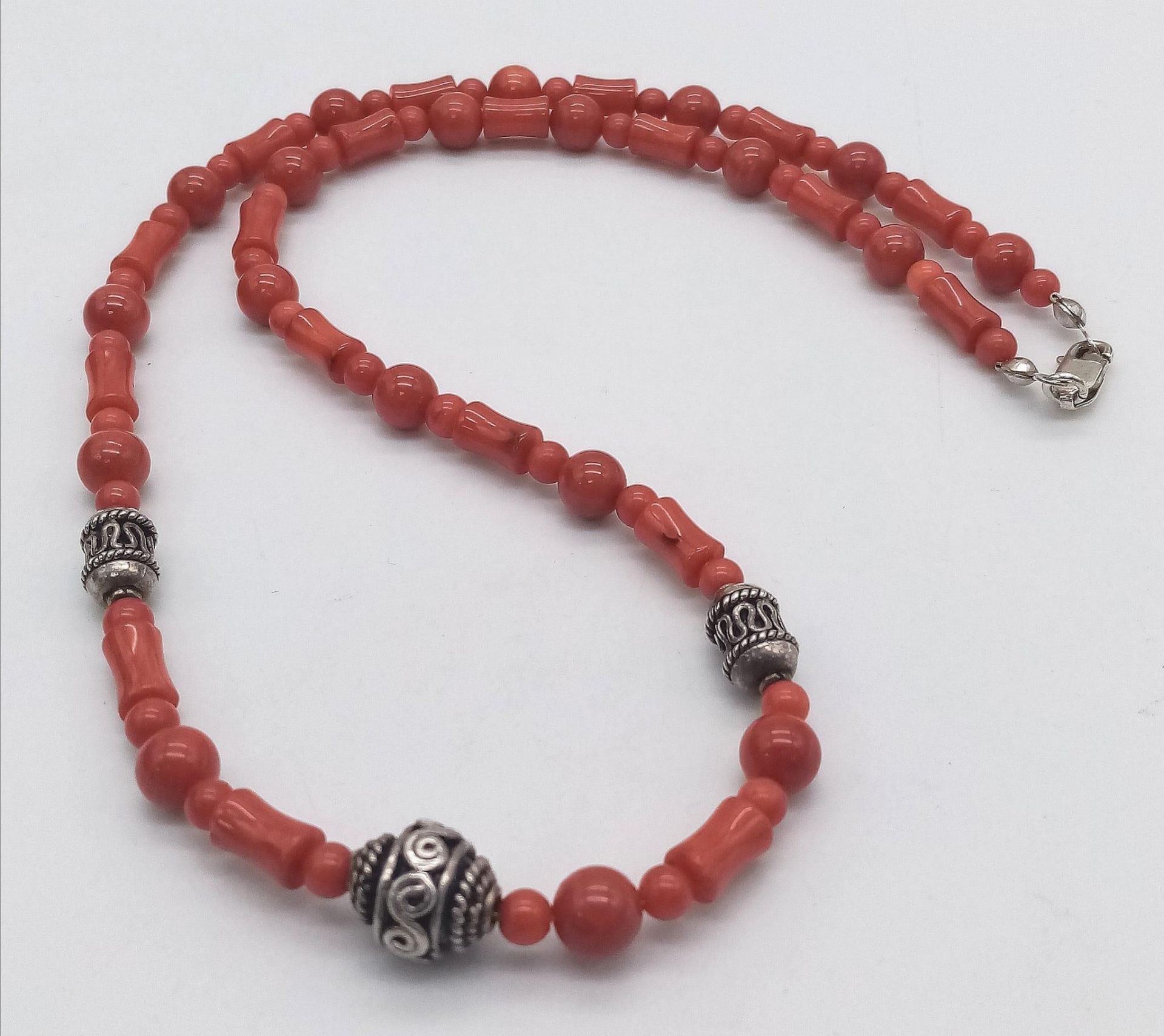 A Vintage Red Coral Necklace. 48cm. - Bild 2 aus 4