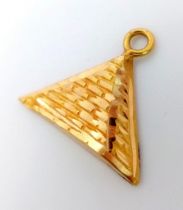 A 18K YELLOW GOLD EGYPTIAN PYRAMID CHARM 1.2G 15mm x 18mm ref: SC 1095