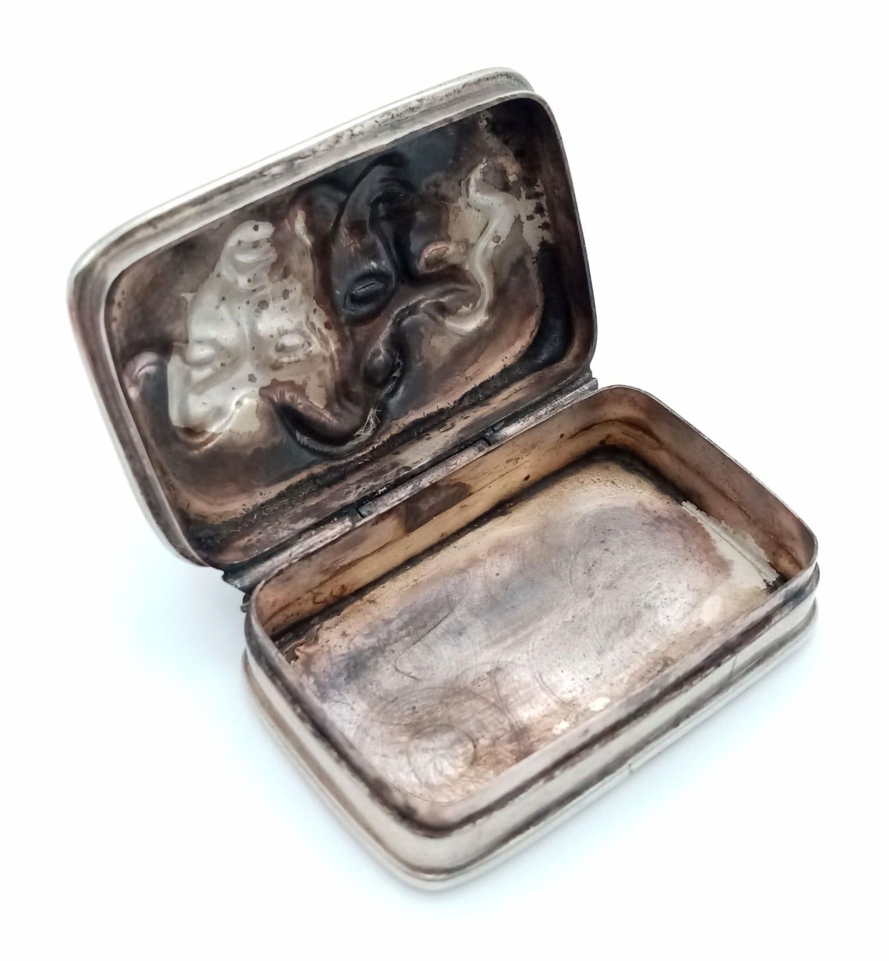 A Vintage Pin/Pill Silver Box with a Pair of Ornate Decorative Theatre Masks on Lid. 4 x 2.5cm. - Bild 2 aus 4
