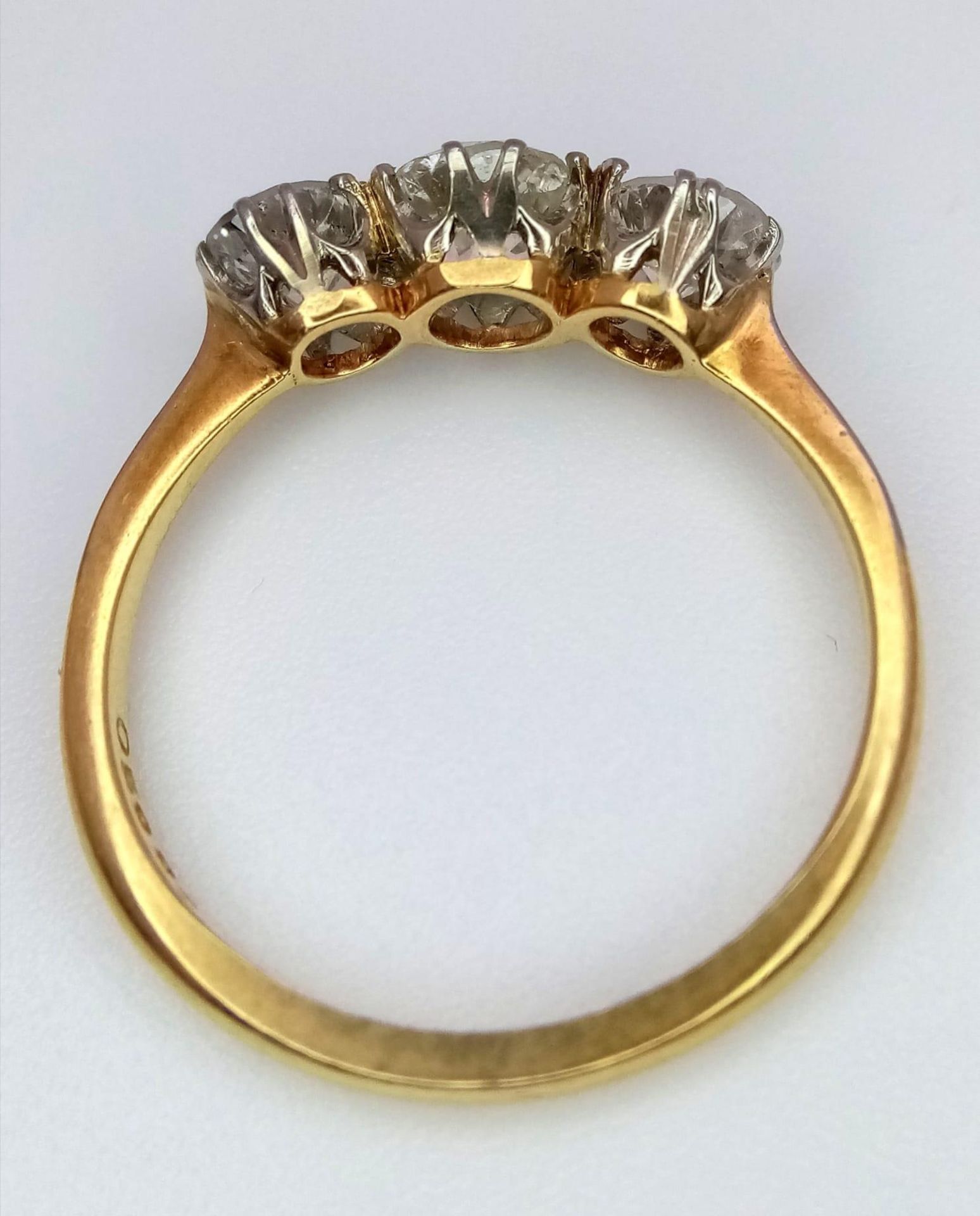 An 18 k yellow gold ring with a trilogy of brilliant round cut diamonds (1 carat min.), ring size: - Image 5 of 6