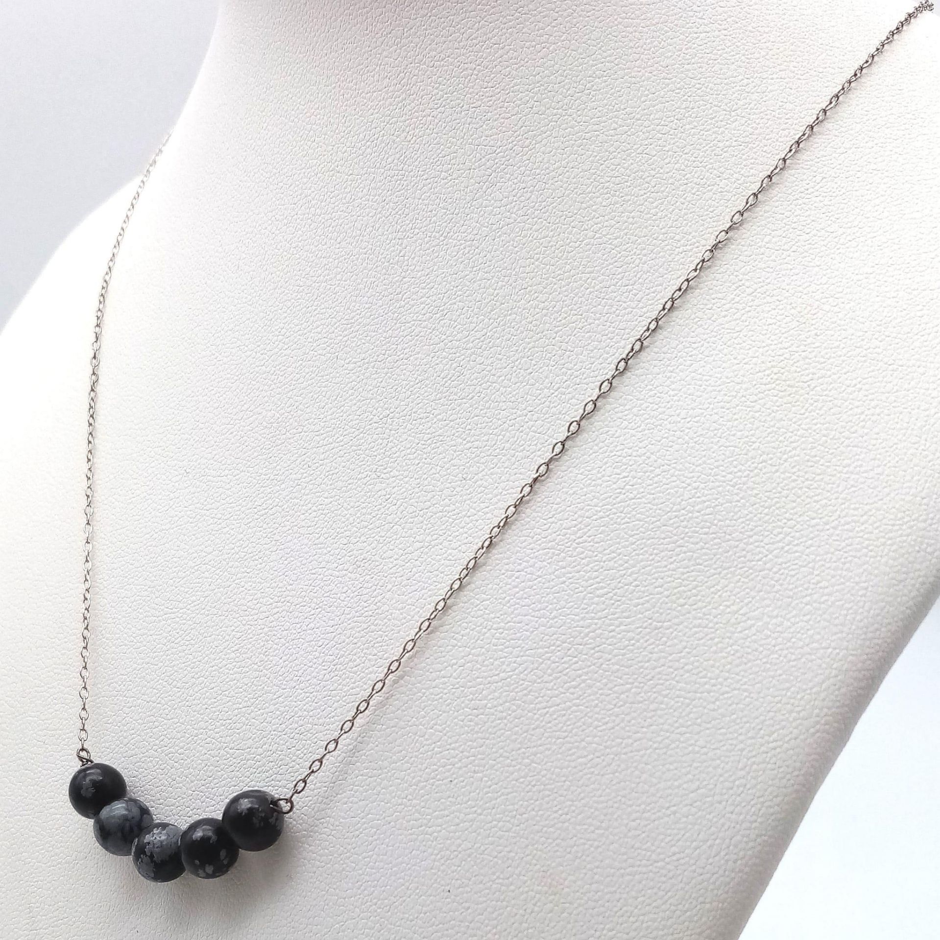 A delicate marblise black Turquoise beaded silver necklace. Total weight 2.85G. Total length 46cm. - Image 3 of 12