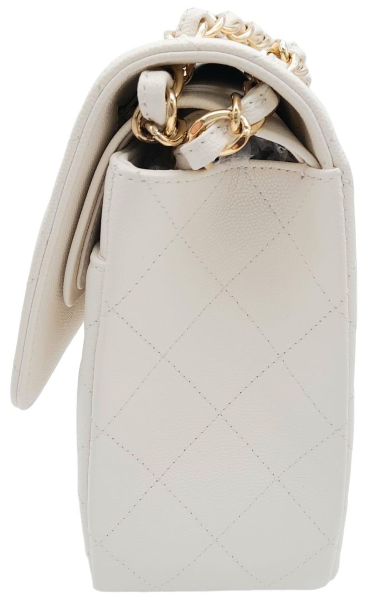 Chanel Caviar Jumbo Single Flap Bag. Quilted white caviar leather stitched in diamond pattern. - Bild 4 aus 15