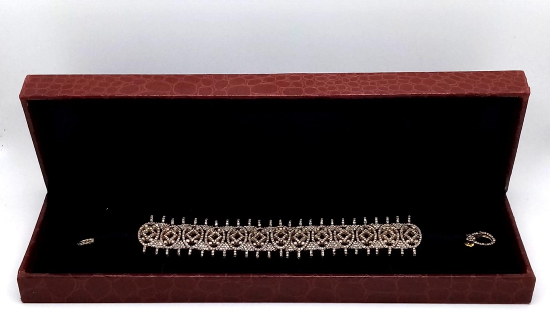 A Diamond Tennis Bracelet with 10ctw (approx) of round cut diamonds set in 925 Silver on a black - Bild 4 aus 6