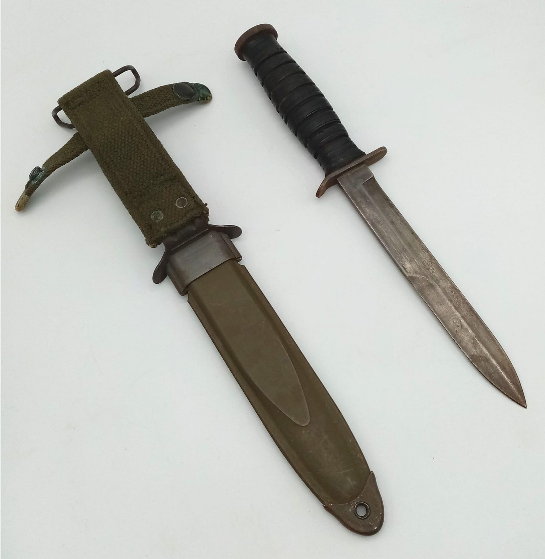 A WW2 US M3 Mk1 Fighting Knife Dated 1943, with M8A1 scabbard. These were issued to the “Shock” - Bild 2 aus 7