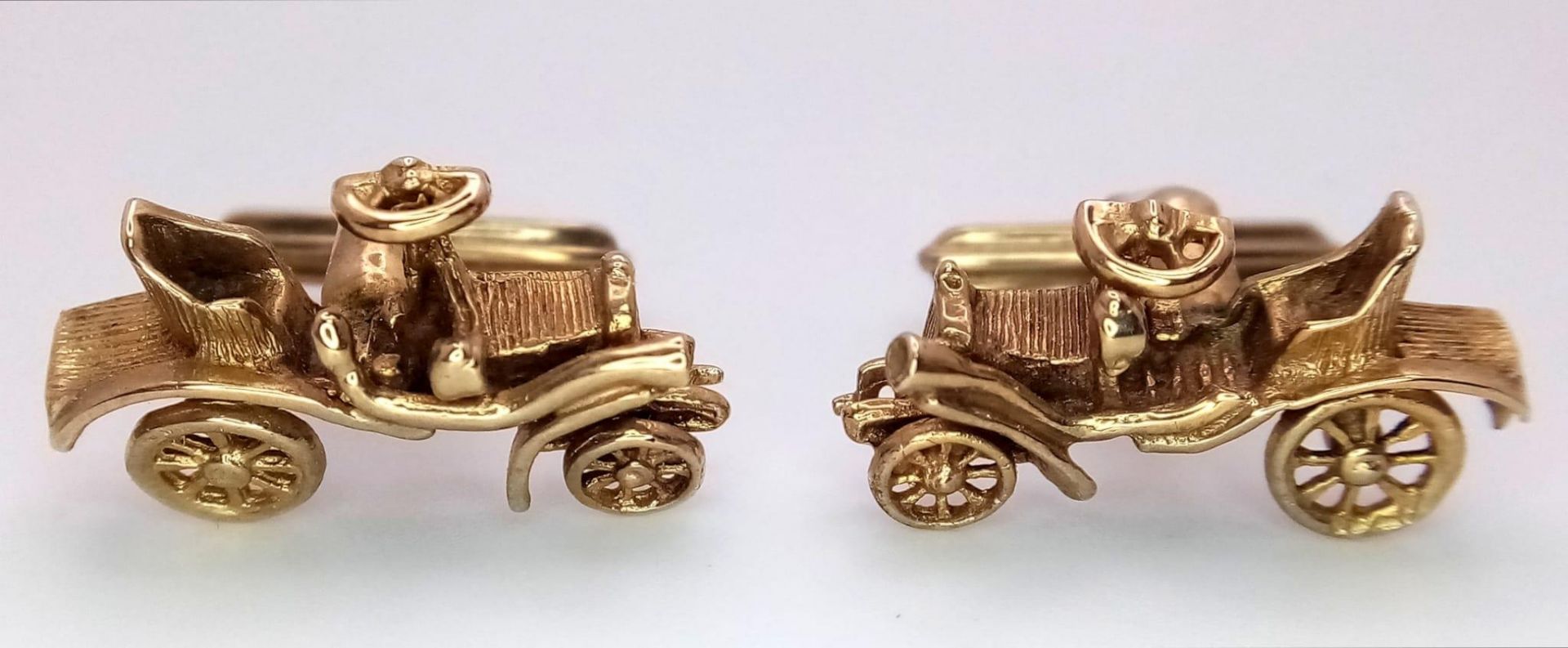 A Wonderful Vintage Pair of 9K Yellow Gold Car Cufflinks. 9.9g total weight. - Image 2 of 5