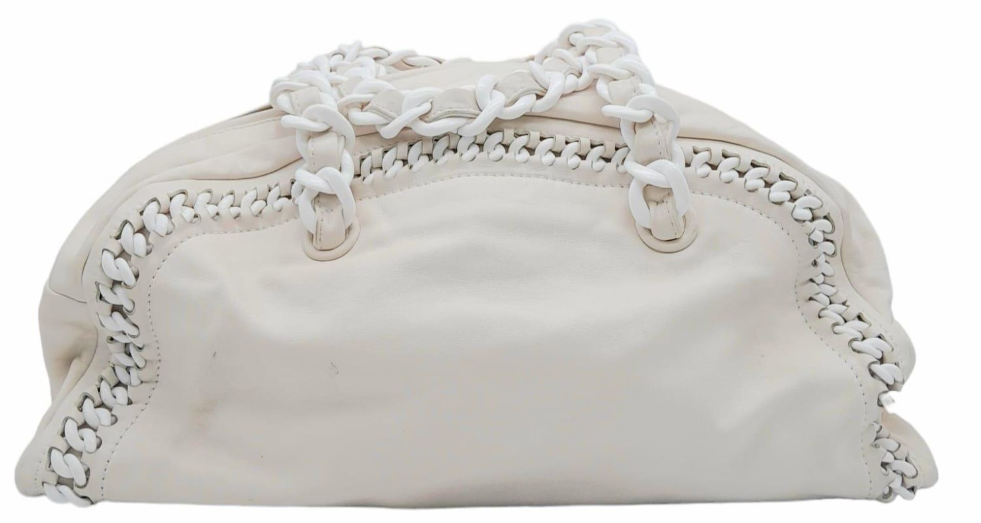 A Chanel Cream Crinkled Leather Chain Bag. Interwoven chain and leather top handles. Zip closure - Image 2 of 10