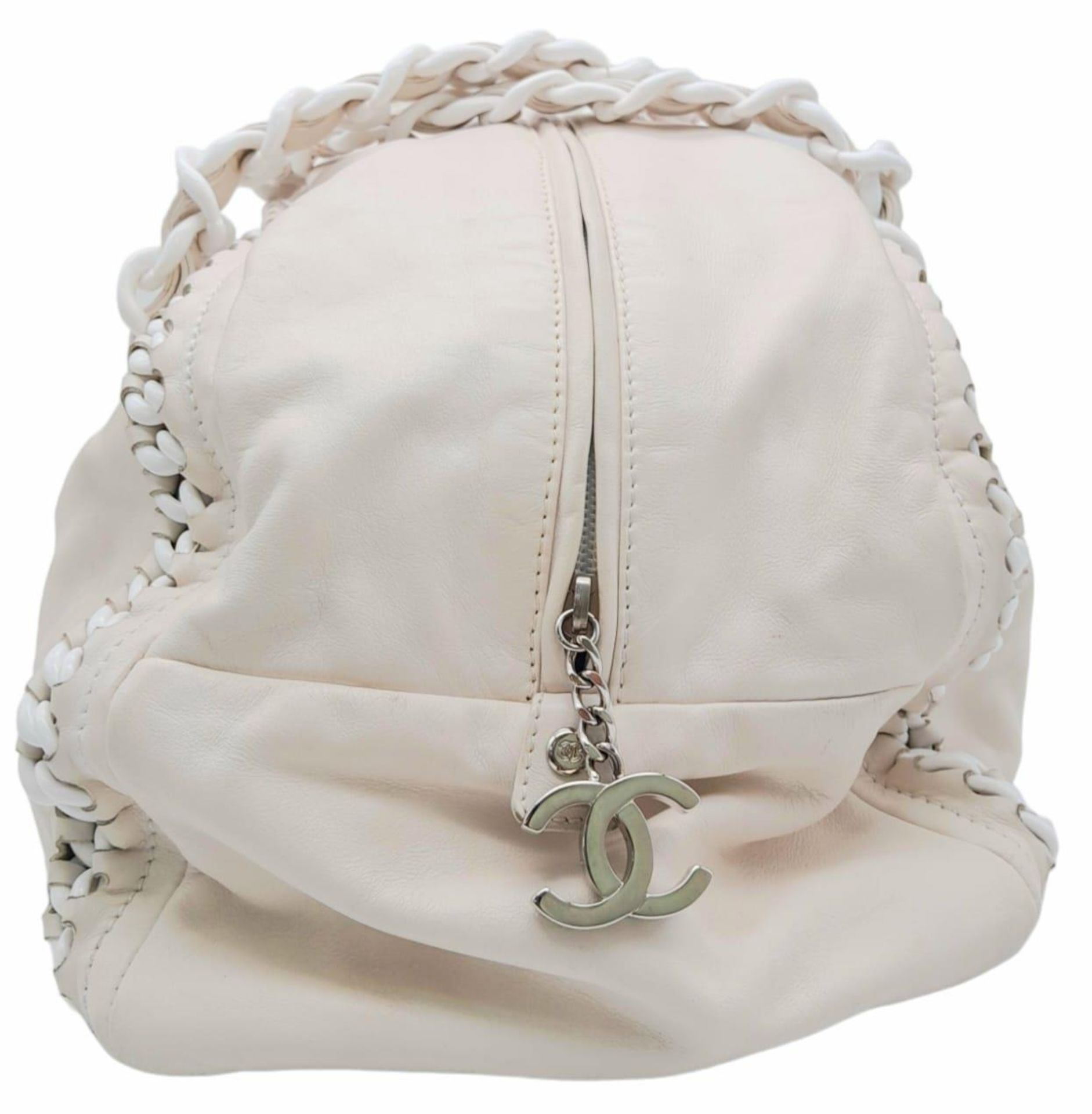 A Chanel Cream Crinkled Leather Chain Bag. Interwoven chain and leather top handles. Zip closure - Image 3 of 10