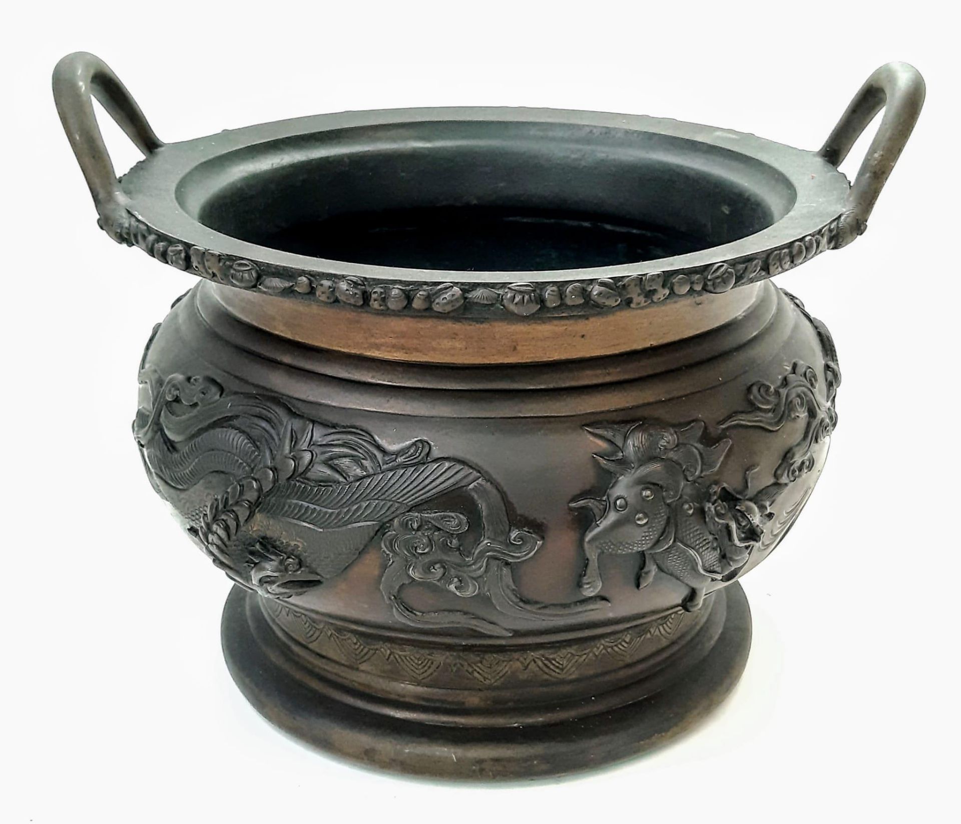 A superb, SIGNED, Antique Twin-Handled Chinese Bronze Censor. Large in proportions and fine in - Bild 3 aus 9