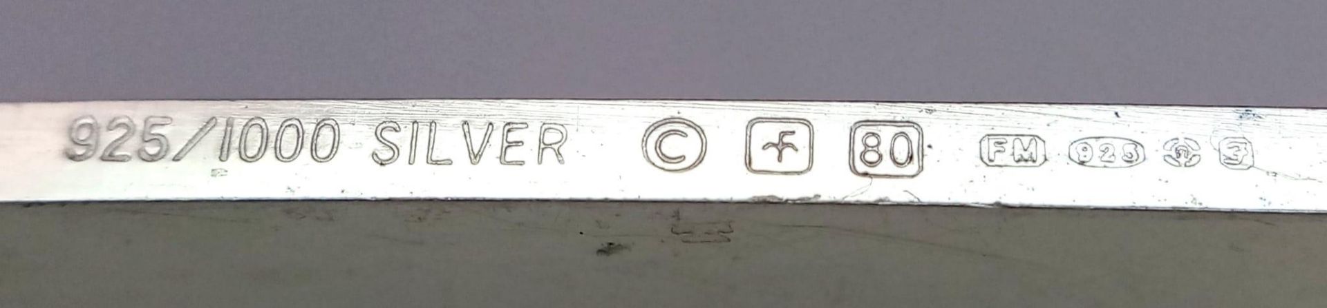 A STERLING SILVER CHEVROLET SYMBOL PLAQUE 23G 45mm x 29mm ref: 8135 - Bild 4 aus 4