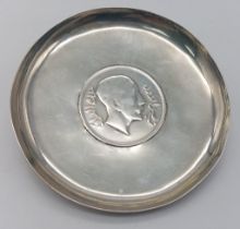 A vintage pin tray embodied with an Arabic coin. Total weight 48.45G. Total weight 8.5cm.