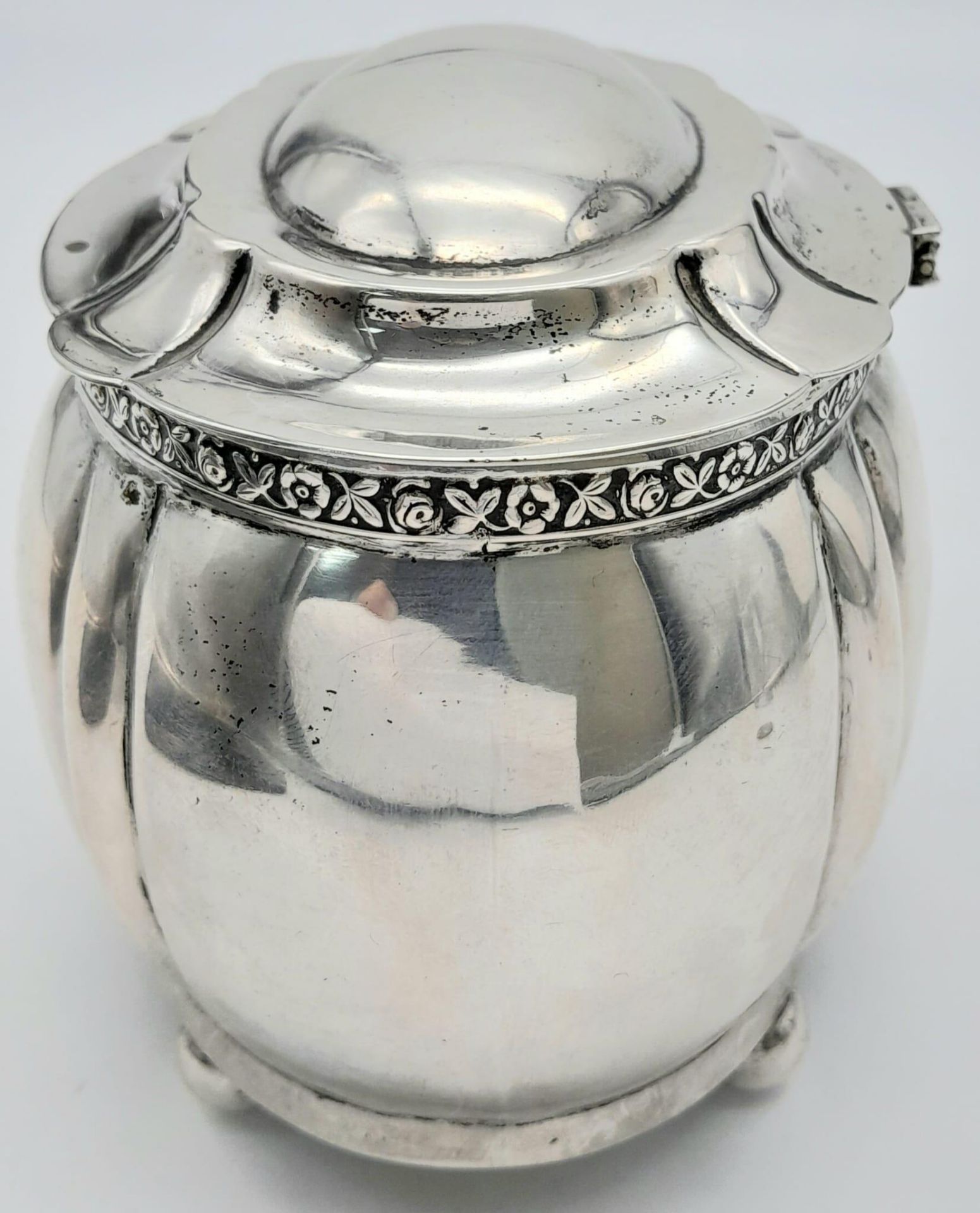 An Antique Austro-Hungarian Empire Silver Lidded Bowl. Decorative rim, four pedestal-ball feet. - Bild 2 aus 5