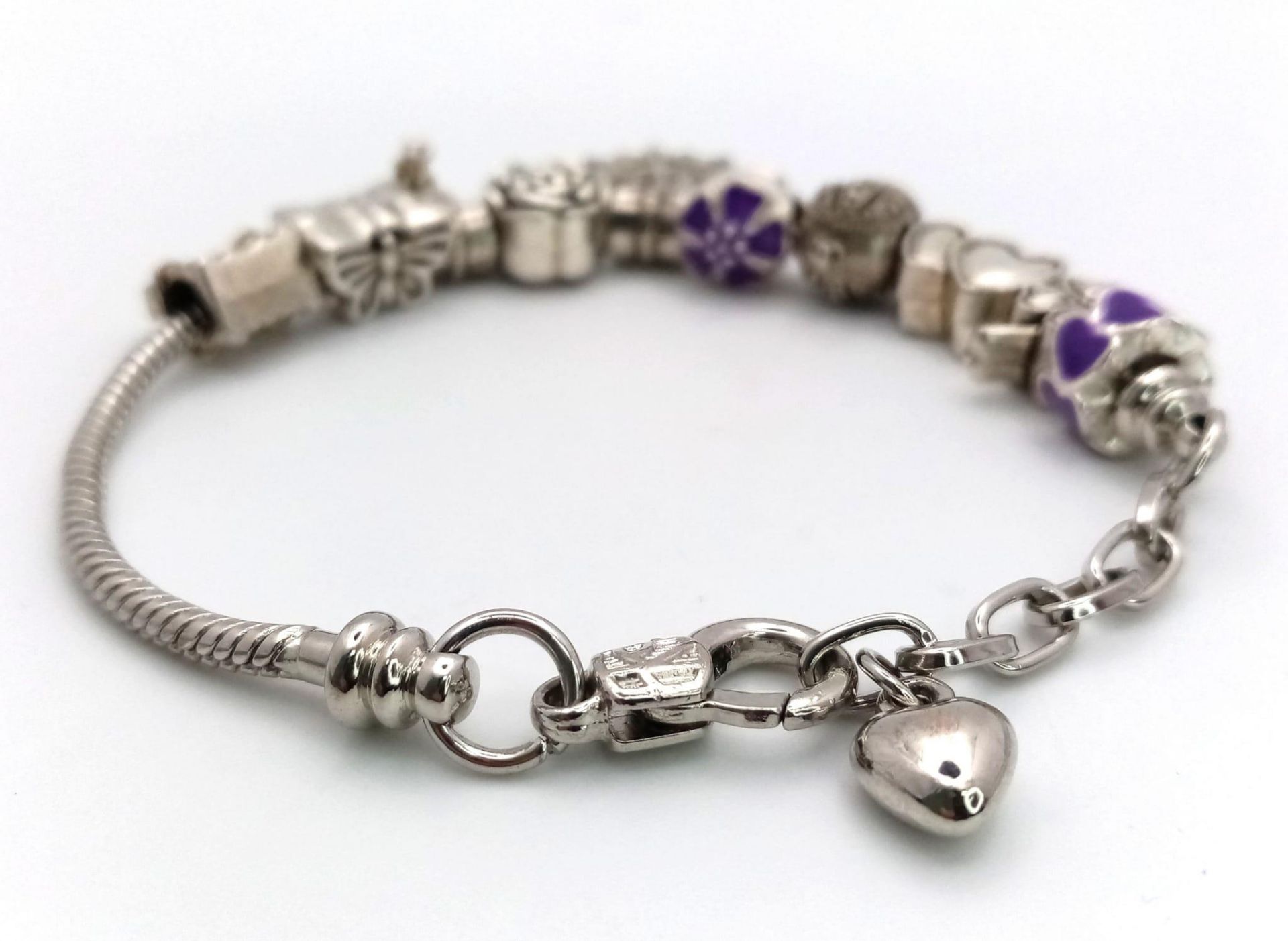 A tested sterling silver bracelet with ten silver charms, total weight: 30.9 g. - Bild 3 aus 3