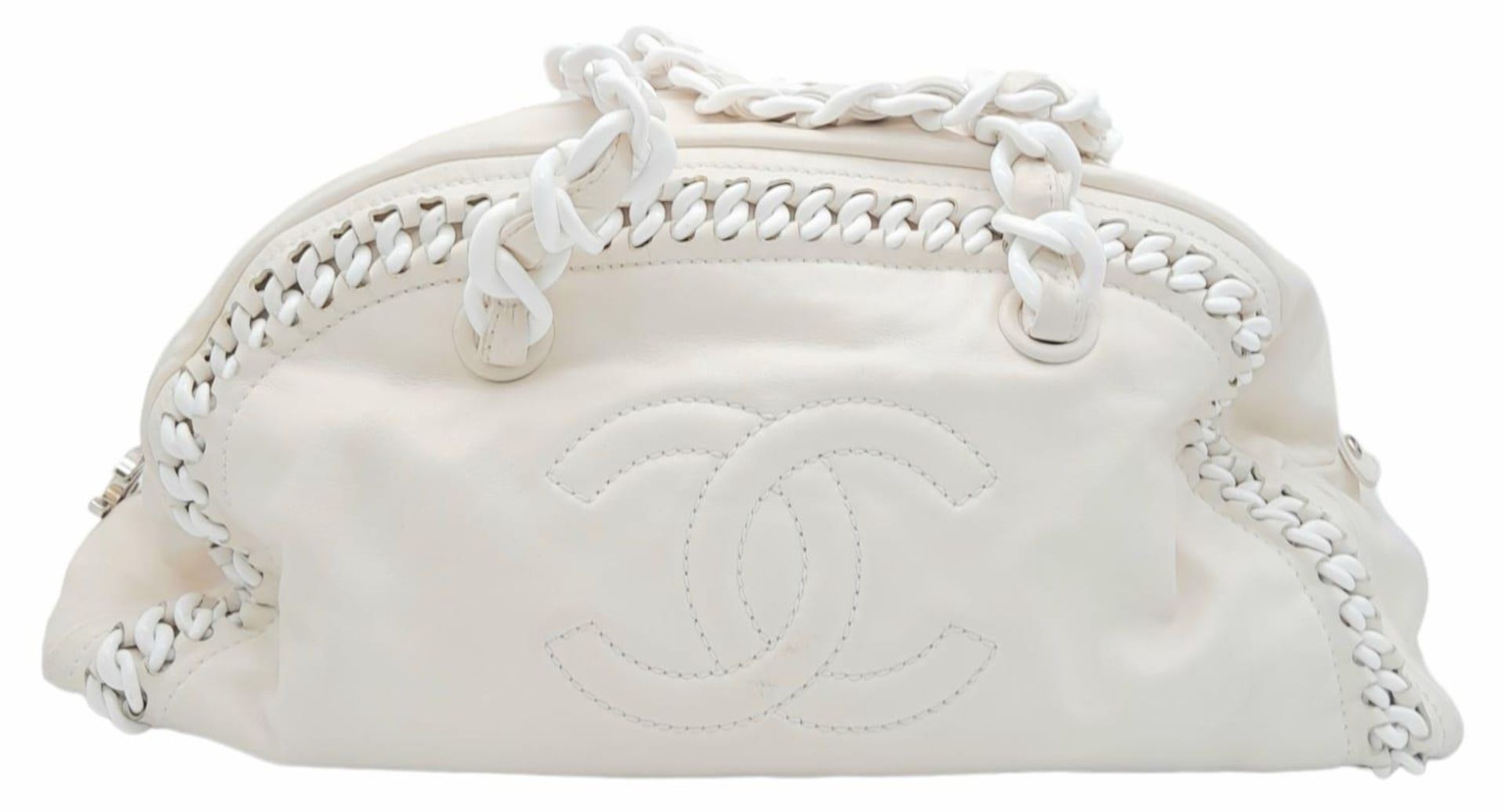 A Chanel Cream Crinkled Leather Chain Bag. Interwoven chain and leather top handles. Zip closure