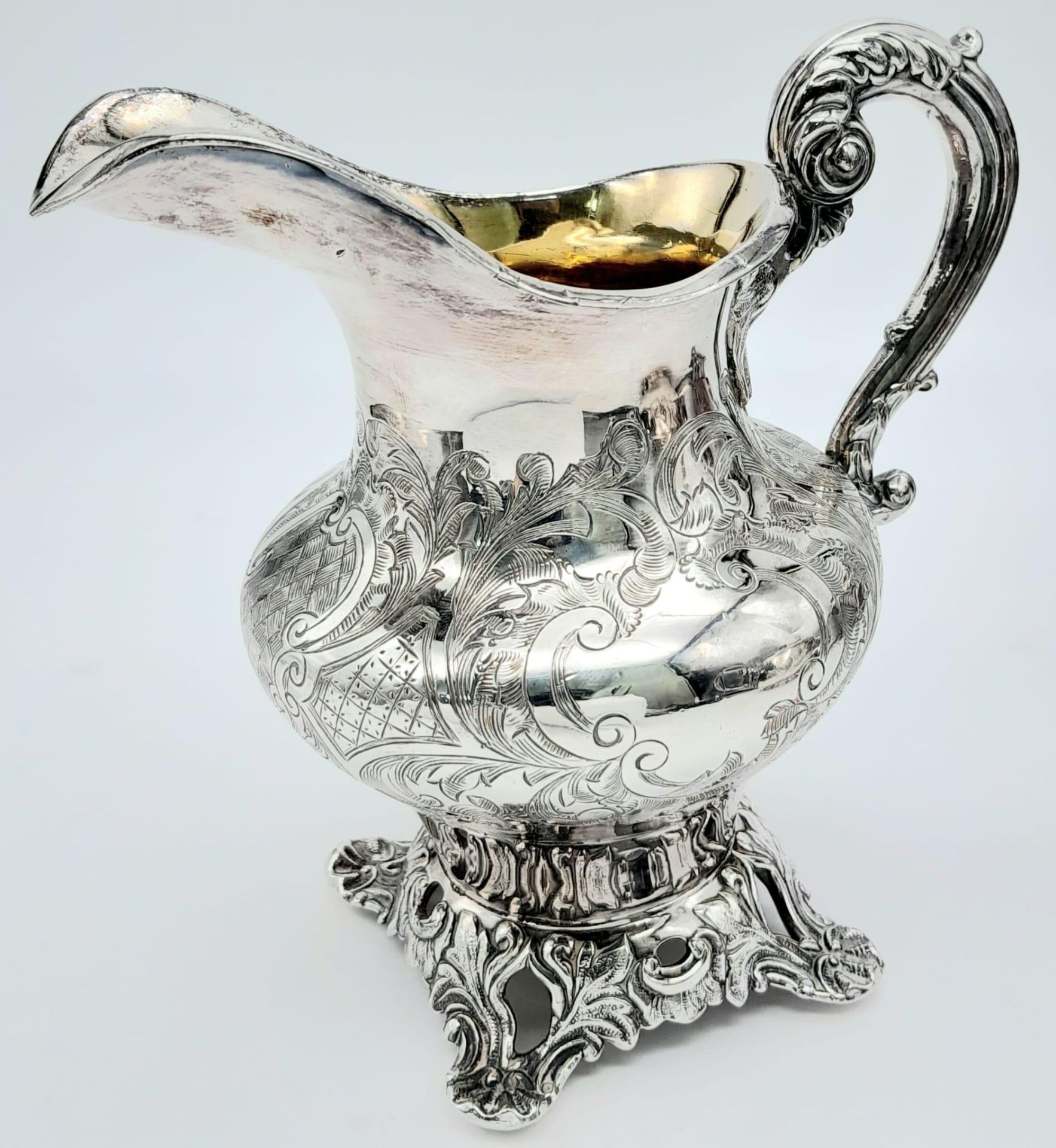 A Three-Piece Antique Silver Plated Tea Set. Includes a teapot, creamer and sugar bowl - with gilded - Bild 2 aus 12