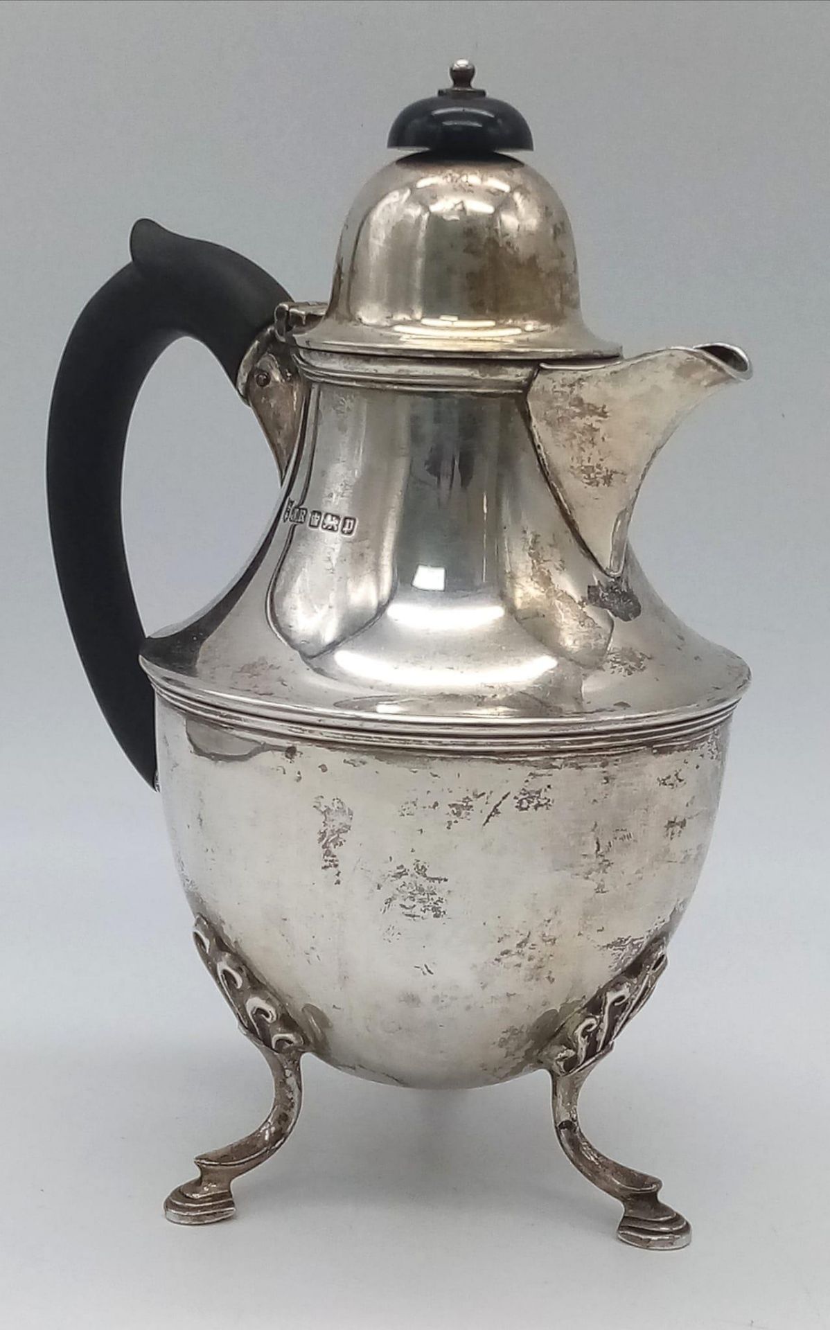 An antique sterling silver coffee pot. Come with full hallmarks Sheffield, 1907. Total weight 382. - Bild 2 aus 4