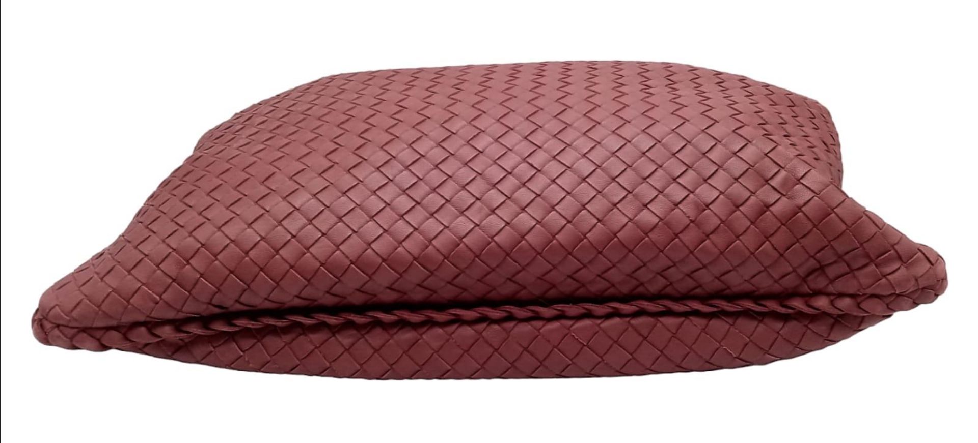 A Bottega Veneta large Hobo bag, soft red nappa leather, beige interior, gold tone top zipper. - Image 5 of 10