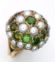 A 9K YELLOW GOLD PEARL AND GREEN STONE CLUSTER RING 7G SIZE L