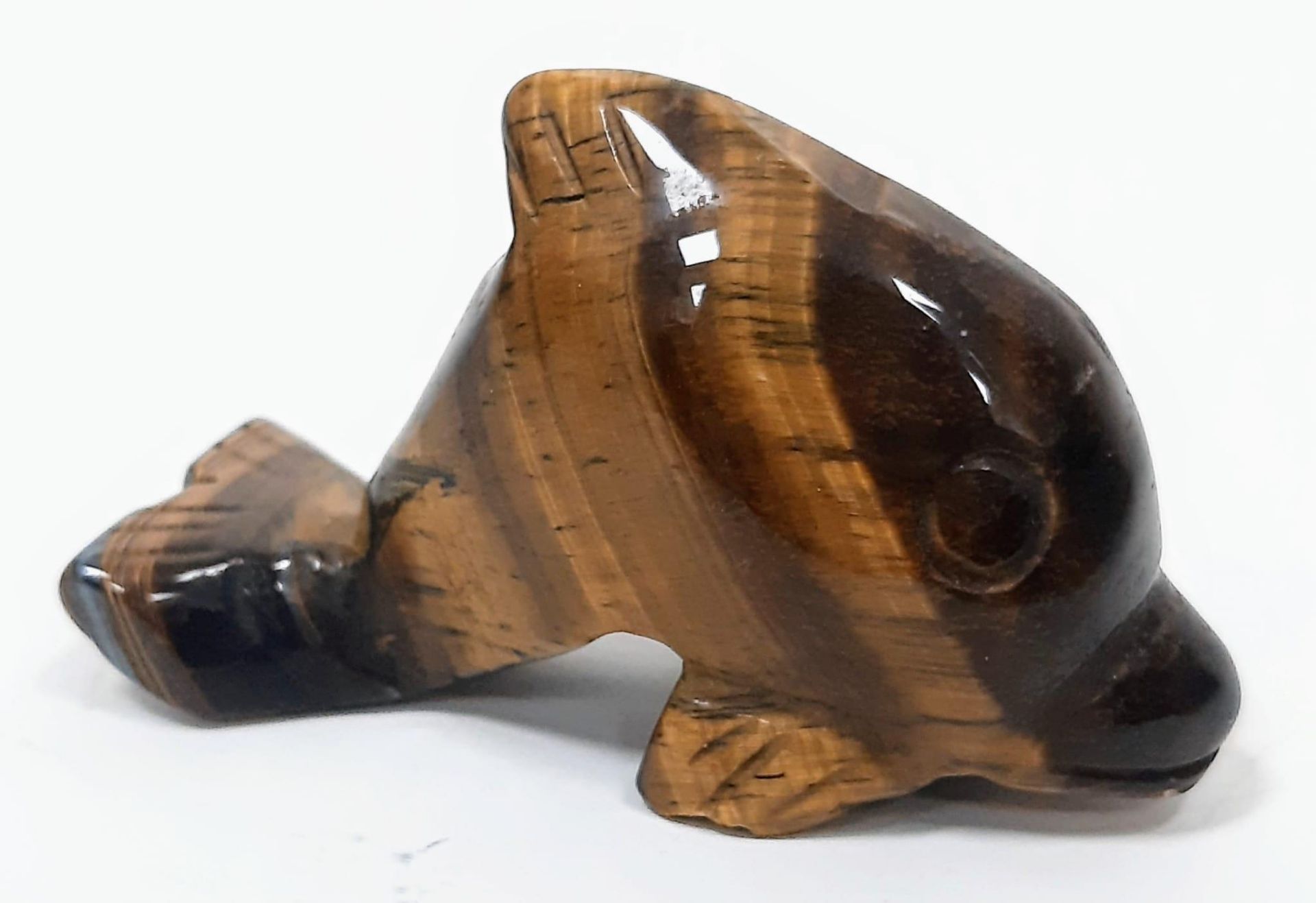 A Tigers Eye Dolphin Figurine. 5cm x 3.5cm. - Bild 2 aus 2