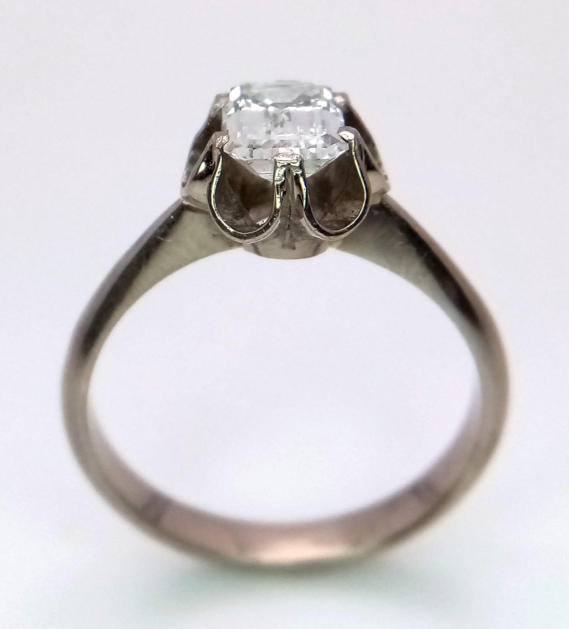 An 18K White Gold (tested) Emerald Cut Diamond Solitaire Ring. Beautiful 1ct central diamond. Size - Image 6 of 6