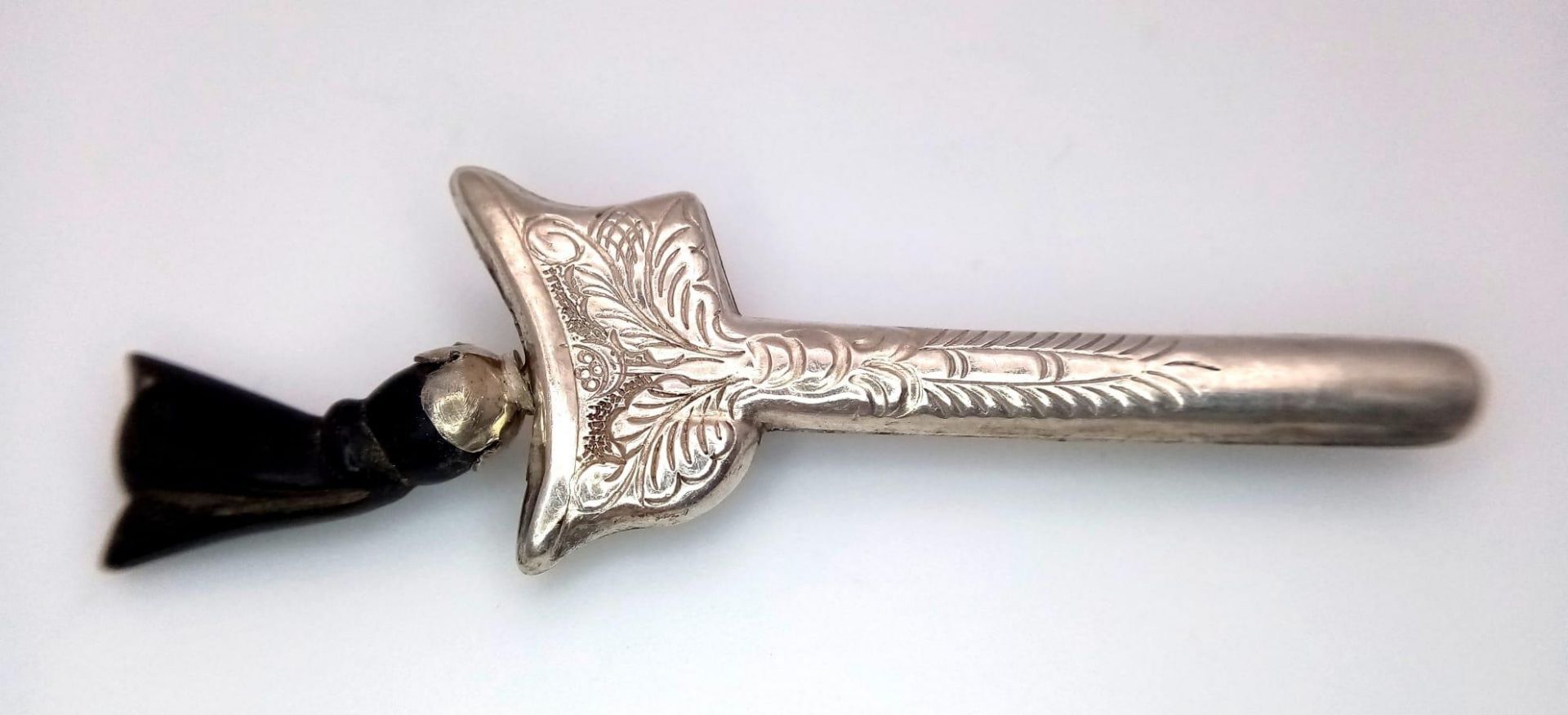 A Vintage or Antique Silver and Horn Handle Kris Knife and Sheathe Bar Brooch. Knife is - Bild 2 aus 4
