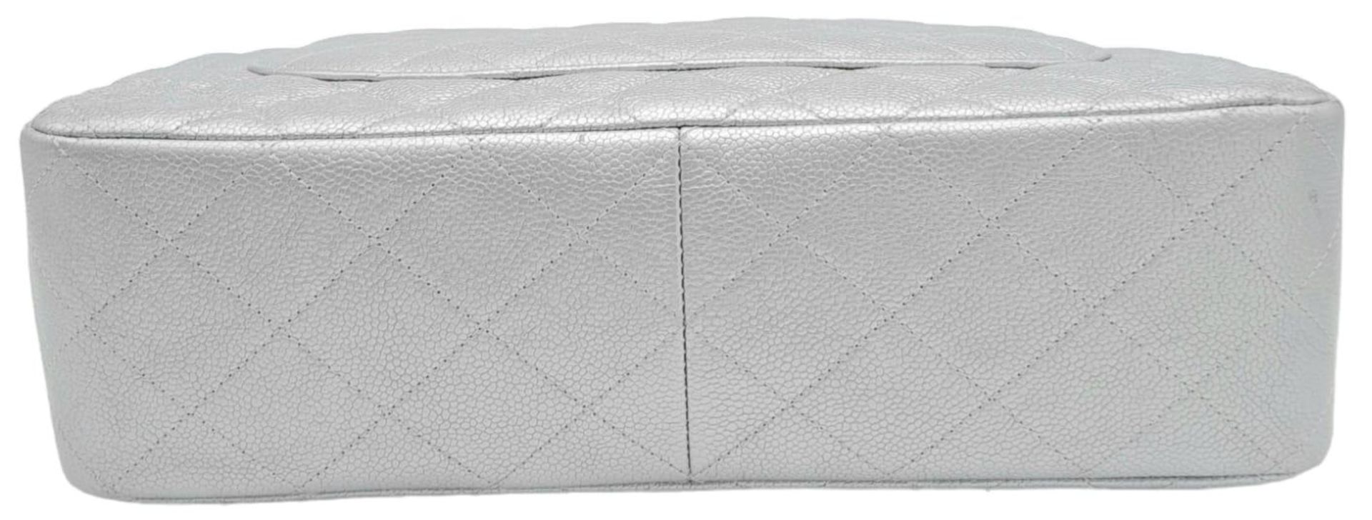 A Chanel Metallic Silver Double Flap Jumbo Bag. Quilted caviar leather. Silver tone hardware. Double - Bild 4 aus 12