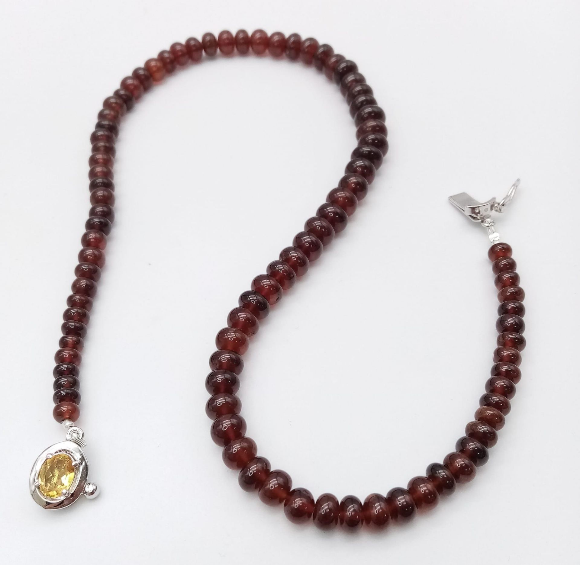 A 250ctw Garnet Rondelle Gemstone Necklace with Citrine Clasp set in 925 Silver. 42cm length. 49. - Bild 5 aus 8