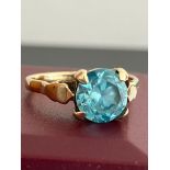 9 carat YELLOW GOLD RING Set with a sparkling (1.5 carat) round cut BLUE TOPAZ Gemstone. Complete