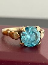 9 carat YELLOW GOLD RING Set with a sparkling (1.5 carat) round cut BLUE TOPAZ Gemstone. Complete