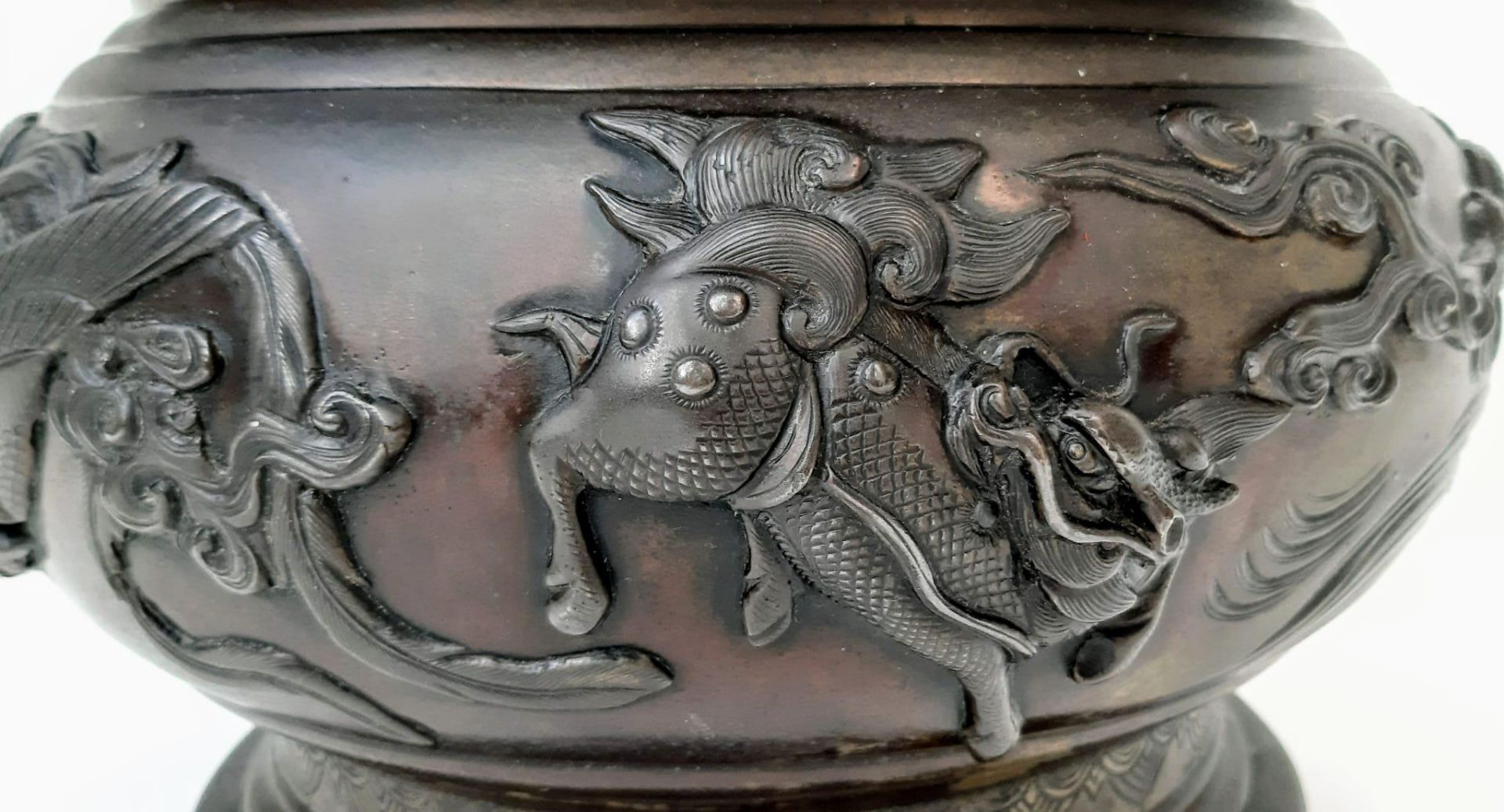A superb, SIGNED, Antique Twin-Handled Chinese Bronze Censor. Large in proportions and fine in - Bild 8 aus 9