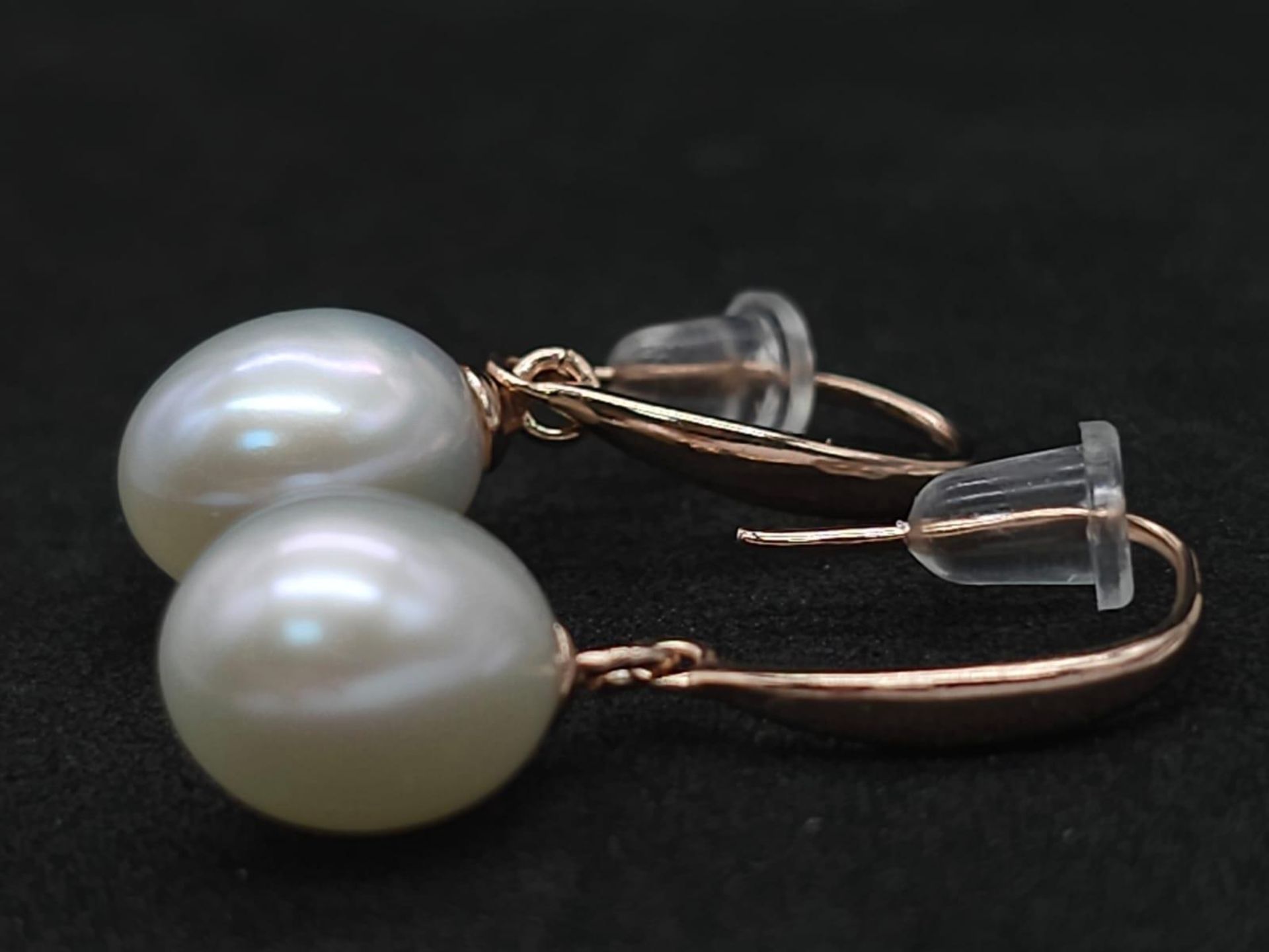 Delightful pair of Rose Gold Gilded, Sterling Silver Pearl Earrings. Measures 1cm in length. Weight: - Bild 2 aus 6