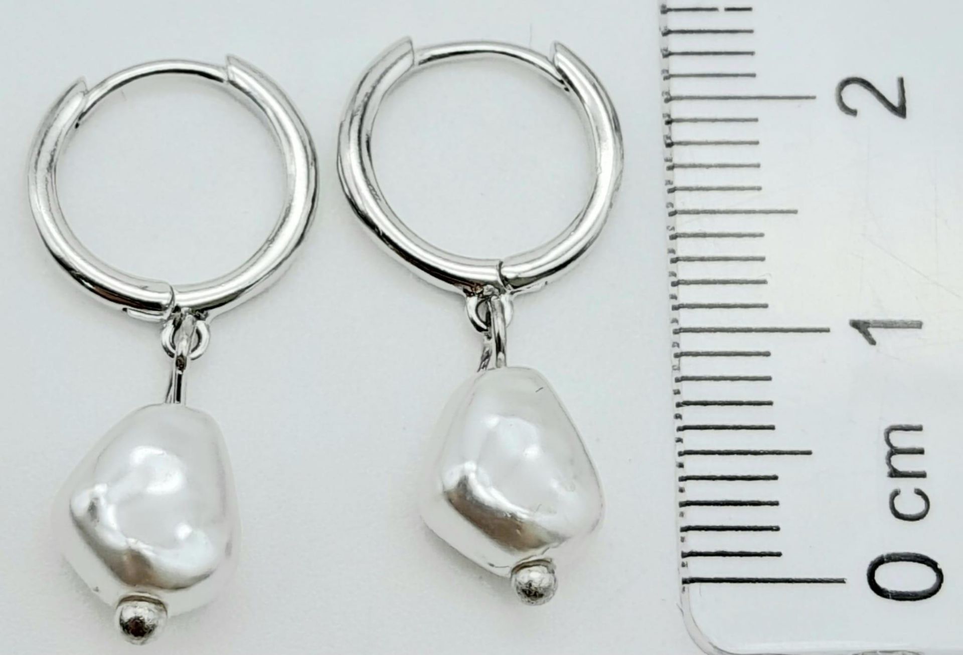 Pair of 925 Silver, Pearl Earrings. Drop measures 1cm. Weight: 1.40g - Image 3 of 4